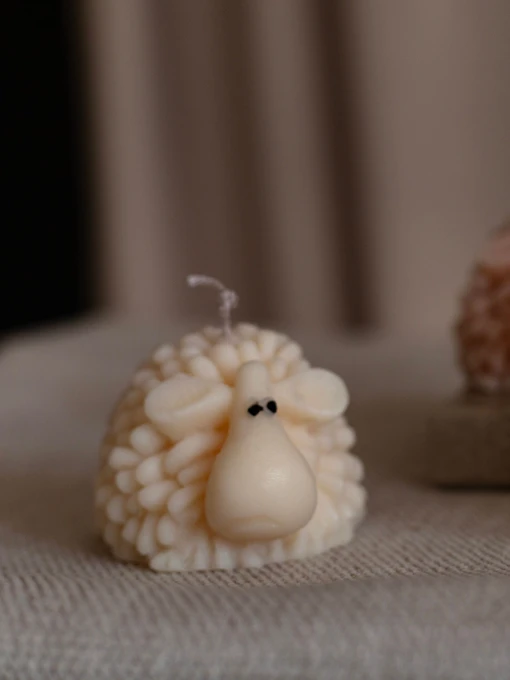 Ароматическая свеча "Овечка Мая", аромат Almond Macaron (макарун), из оливкового воска Candle Design модель 140.3006 Фото