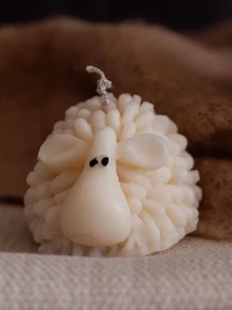 Ароматична свічка "Овечка Мая", аромат - Almond Macaron (макарун), з оливкового воску Candle Design модель 140.3006 Фото