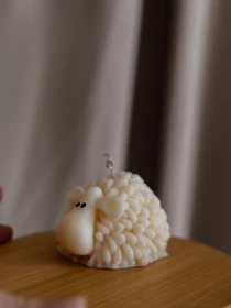 Ароматична свічка "Овечка Мая", аромат - Almond Macaron (макарун), з оливкового воску Candle Design модель 140.3006 Фото