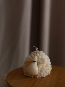 Ароматична свічка "Овечка Мая", аромат - Almond Macaron (макарун), з оливкового воску Candle Design модель 140.3006 Фото