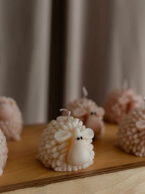 Ароматична свічка "Овечка Мая", аромат - Almond Macaron (макарун), з оливкового воску Candle Design модель 140.3006 Фото