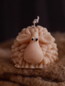 Ароматична свічка "Овечка Мая", аромат - Almond Macaron (макарун), з оливкового воску Candle Design модель 140.3006 Фото