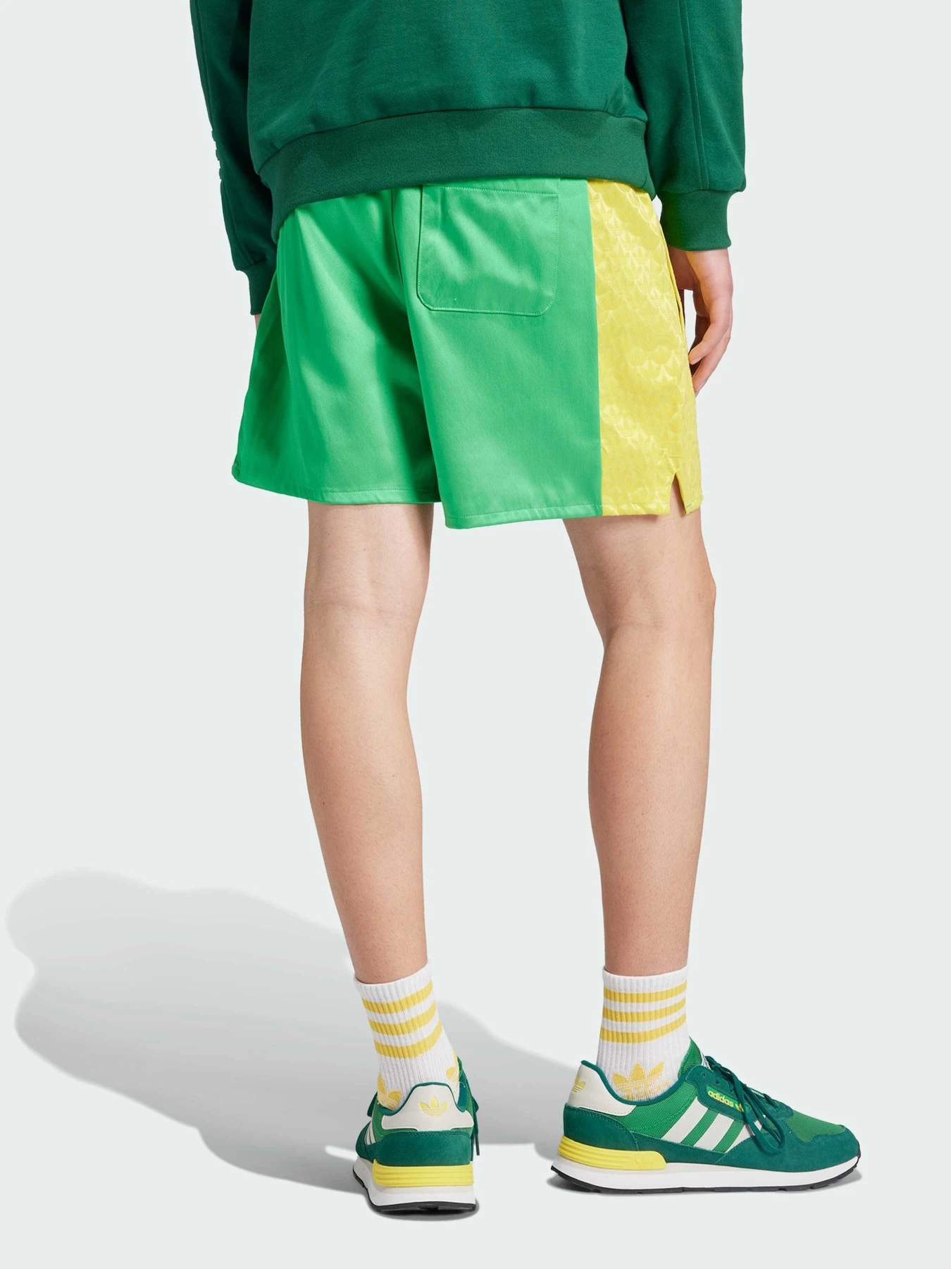 Шорты Adidas Graphics модель JP4445 Шорты Adidas Graphics модель JP4445 Фото