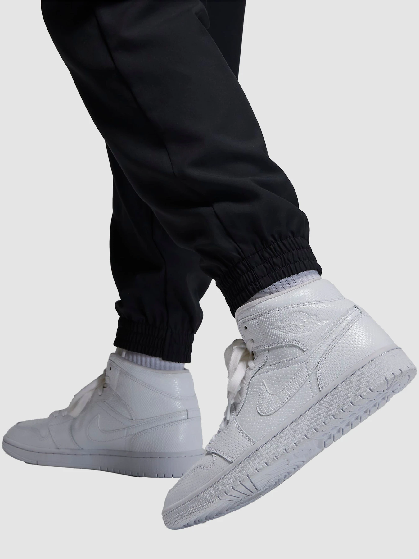 Штани NIKE Woven Trousers модель DZ3375-010 Штани NIKE Woven Trousers модель DZ3375-010 Фото