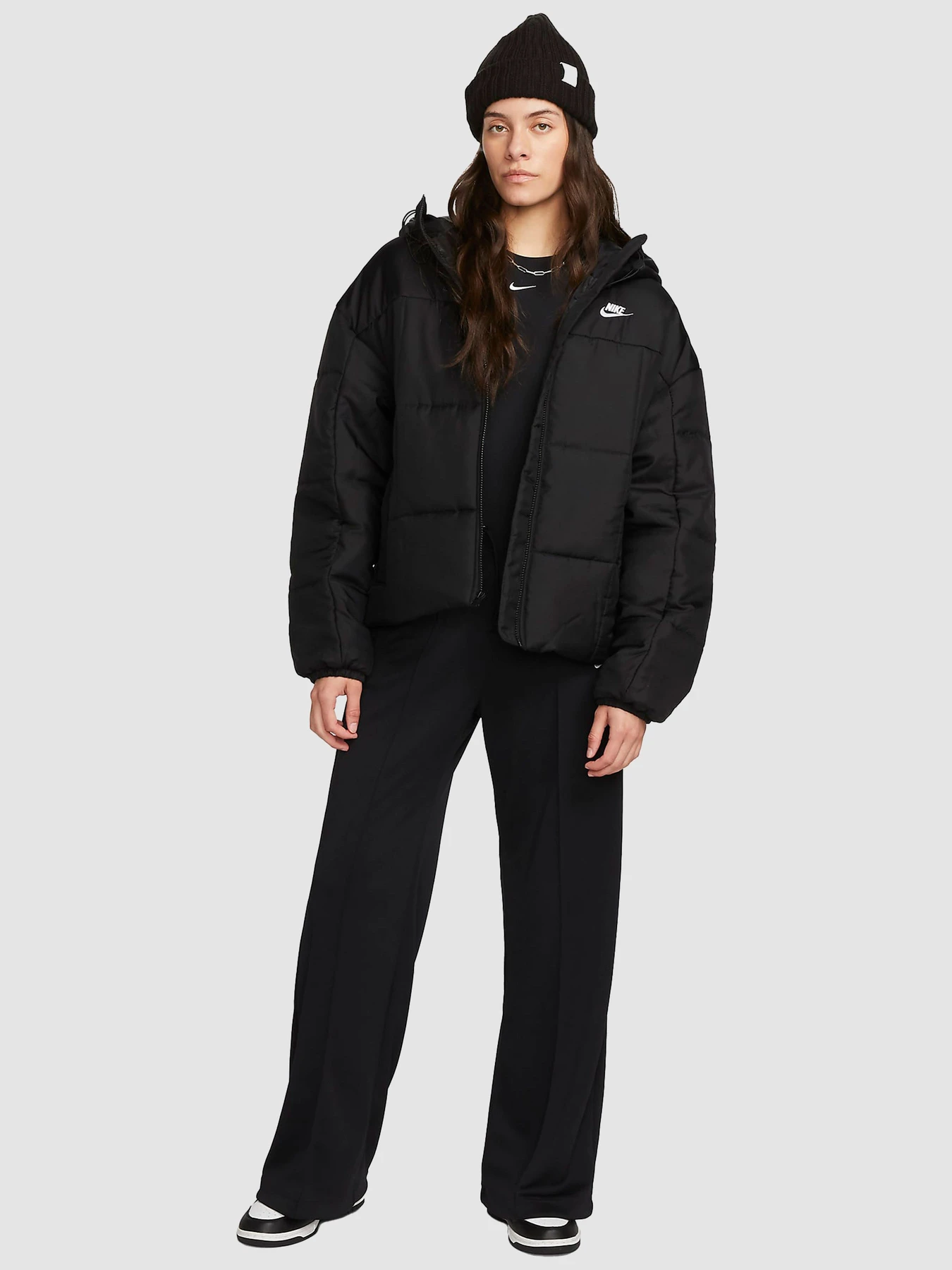 Куртки и дубленки NIKE Nsw Esstl Thrmr Clsc Puffer модель FB7672-010 Куртки и дубленки NIKE Nsw Esstl Thrmr Clsc Puffer модель FB7672-010 Фото