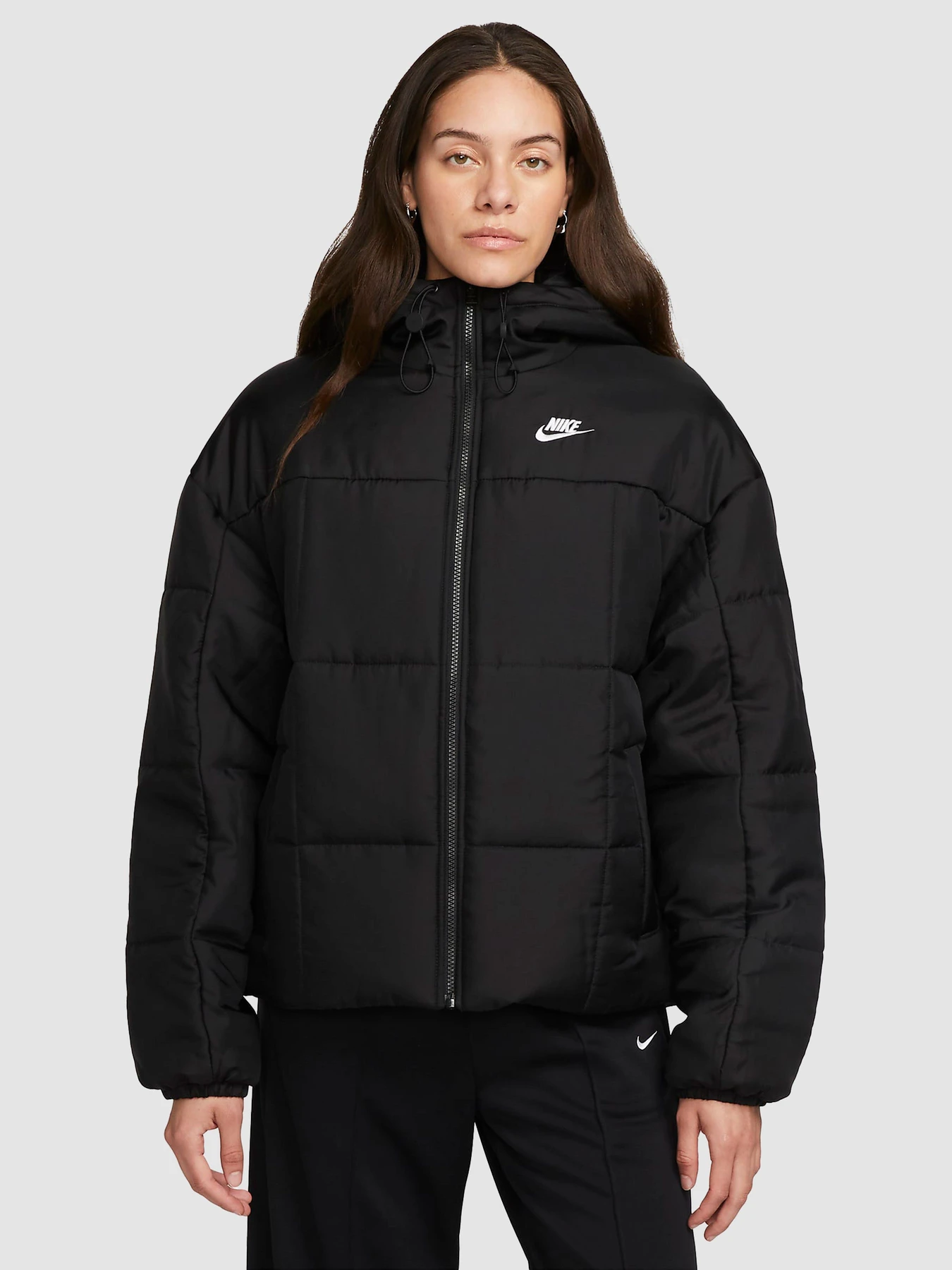 Куртки и дубленки NIKE Nsw Esstl Thrmr Clsc Puffer модель FB7672-010 Куртки и дубленки NIKE Nsw Esstl Thrmr Clsc Puffer модель FB7672-010 Фото