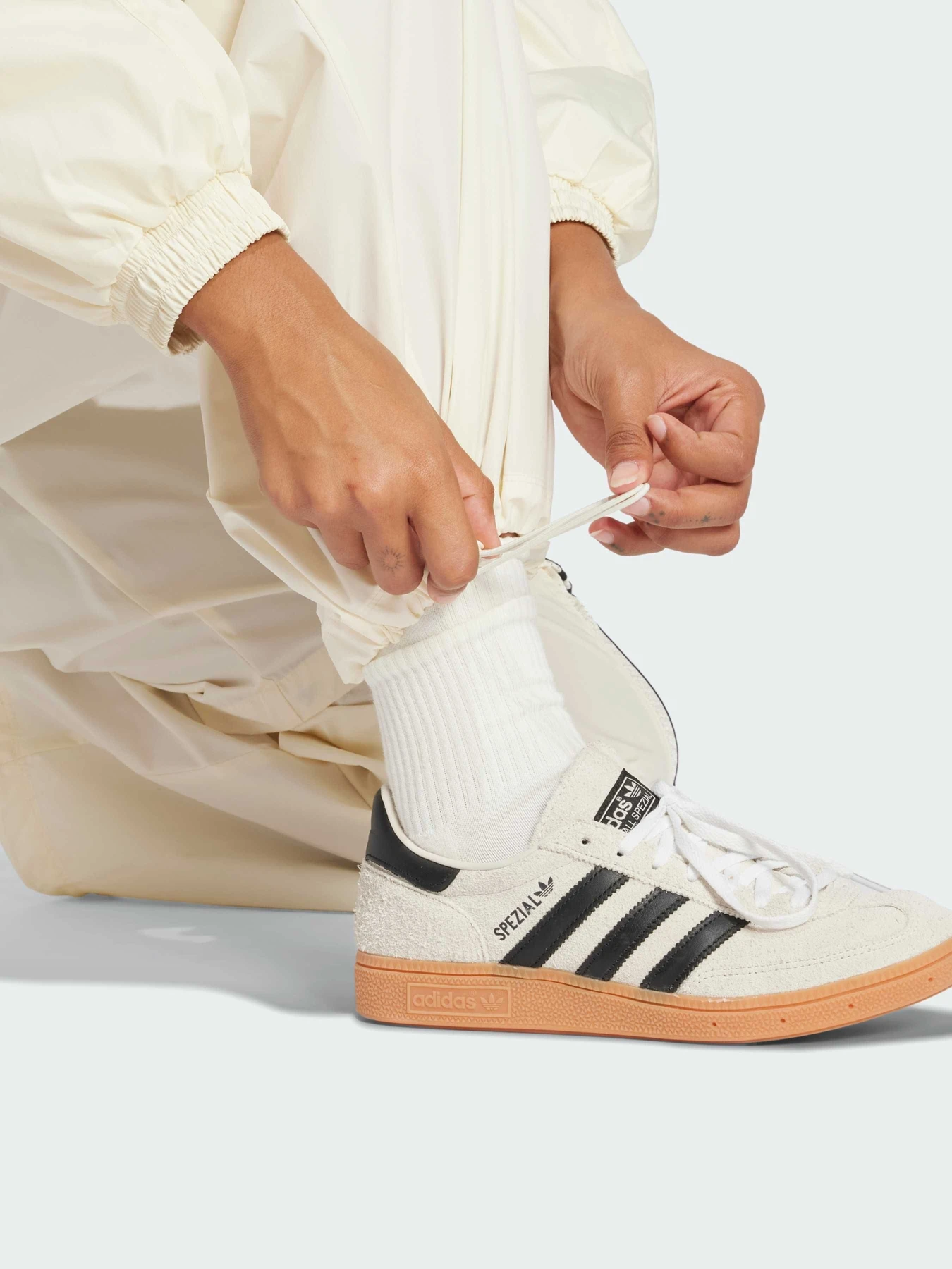 Брюки Adidas Adicolor модель JD0087 Брюки Adidas Adicolor модель JD0087 Фото