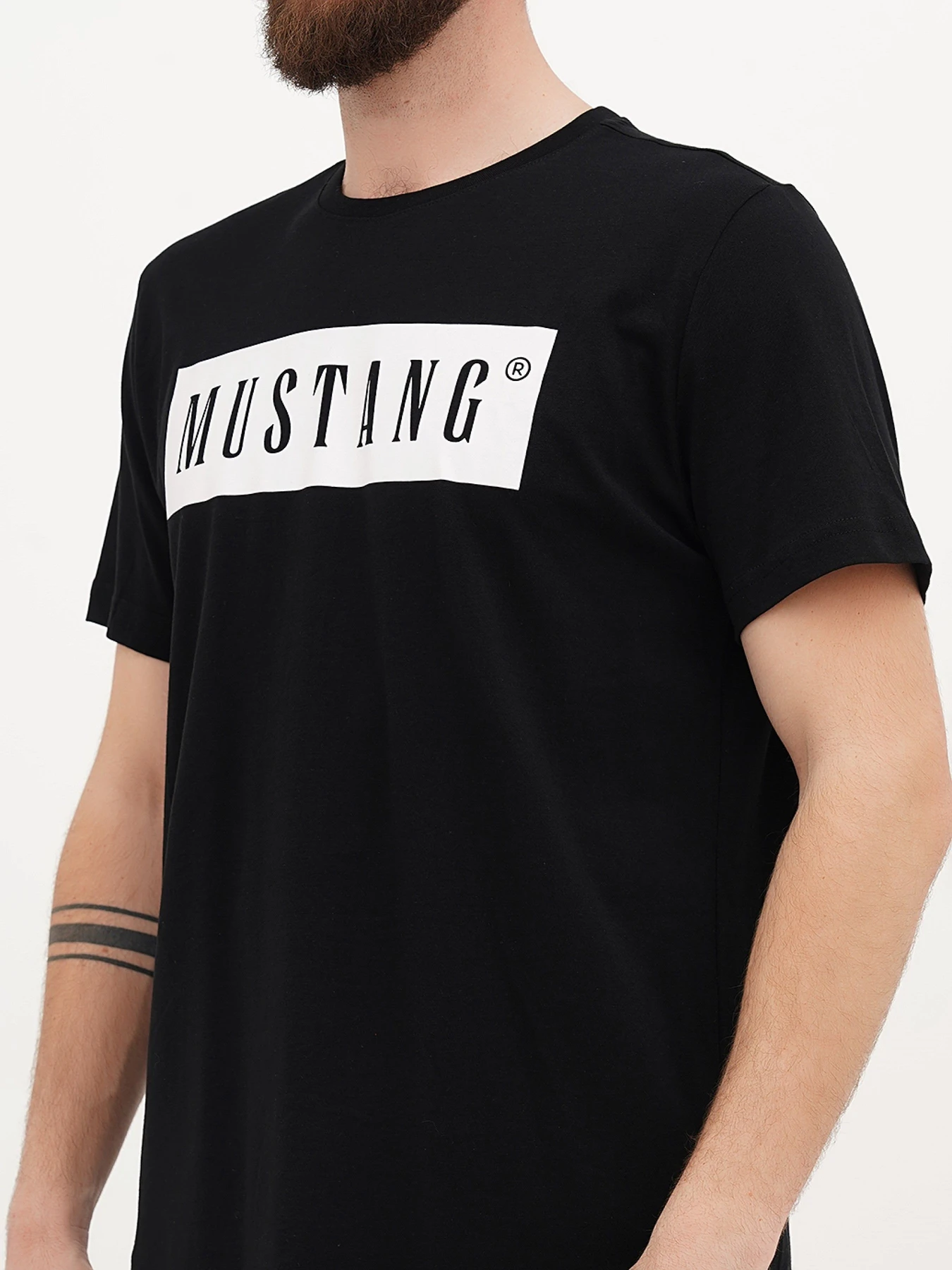 Футболки и поло Mustang Jeans Alex C LOGO Tee модель 1013223 Футболки и поло Mustang Jeans Alex C LOGO Tee модель 1013223 Фото