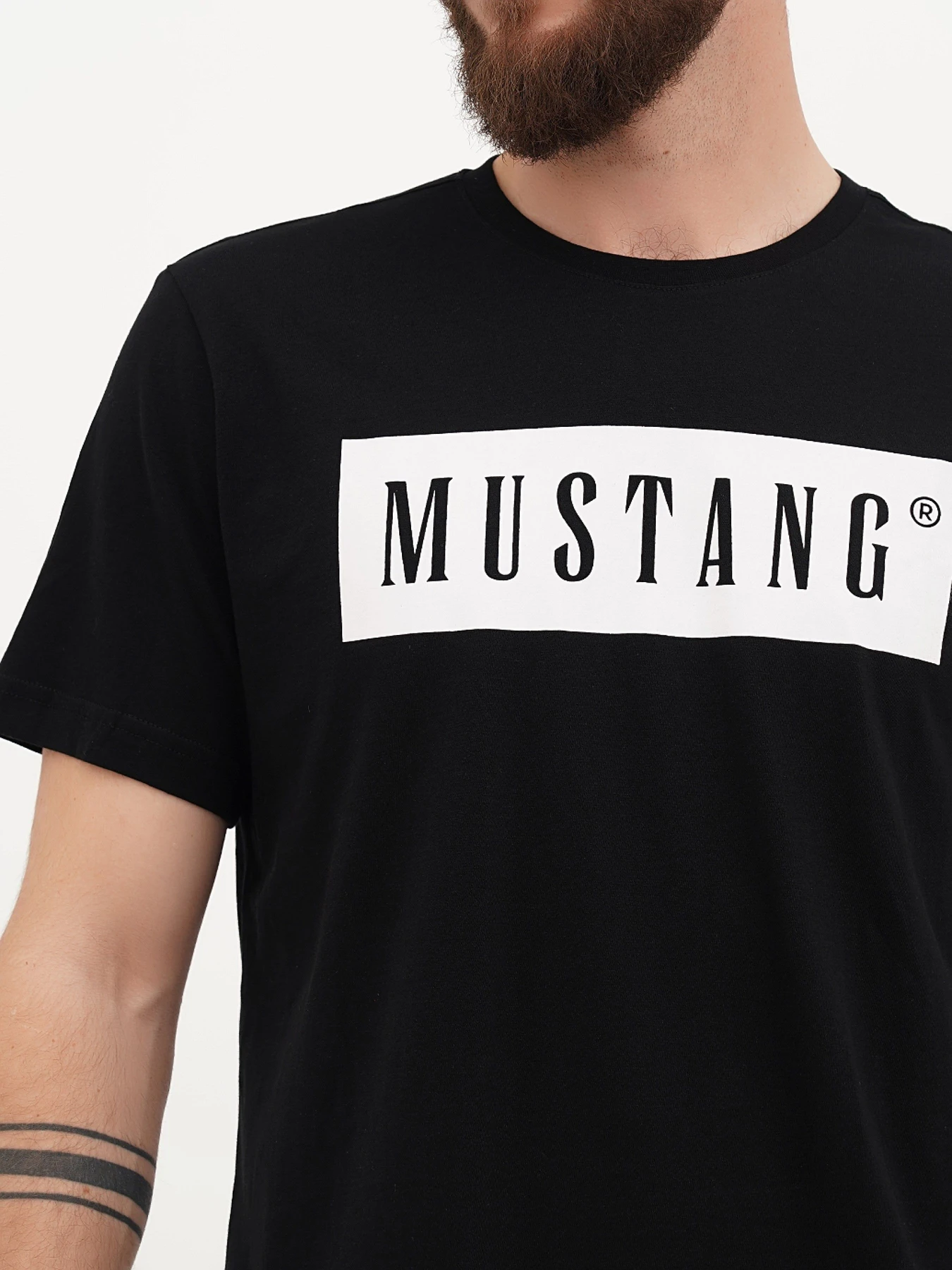 Футболки и поло Mustang Jeans Alex C LOGO Tee модель 1013223 Футболки и поло Mustang Jeans Alex C LOGO Tee модель 1013223 Фото