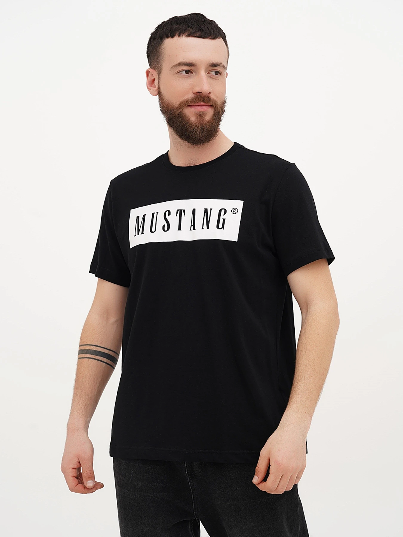 Футболки и поло Mustang Jeans Alex C LOGO Tee модель 1013223 Футболки и поло Mustang Jeans Alex C LOGO Tee модель 1013223 Фото
