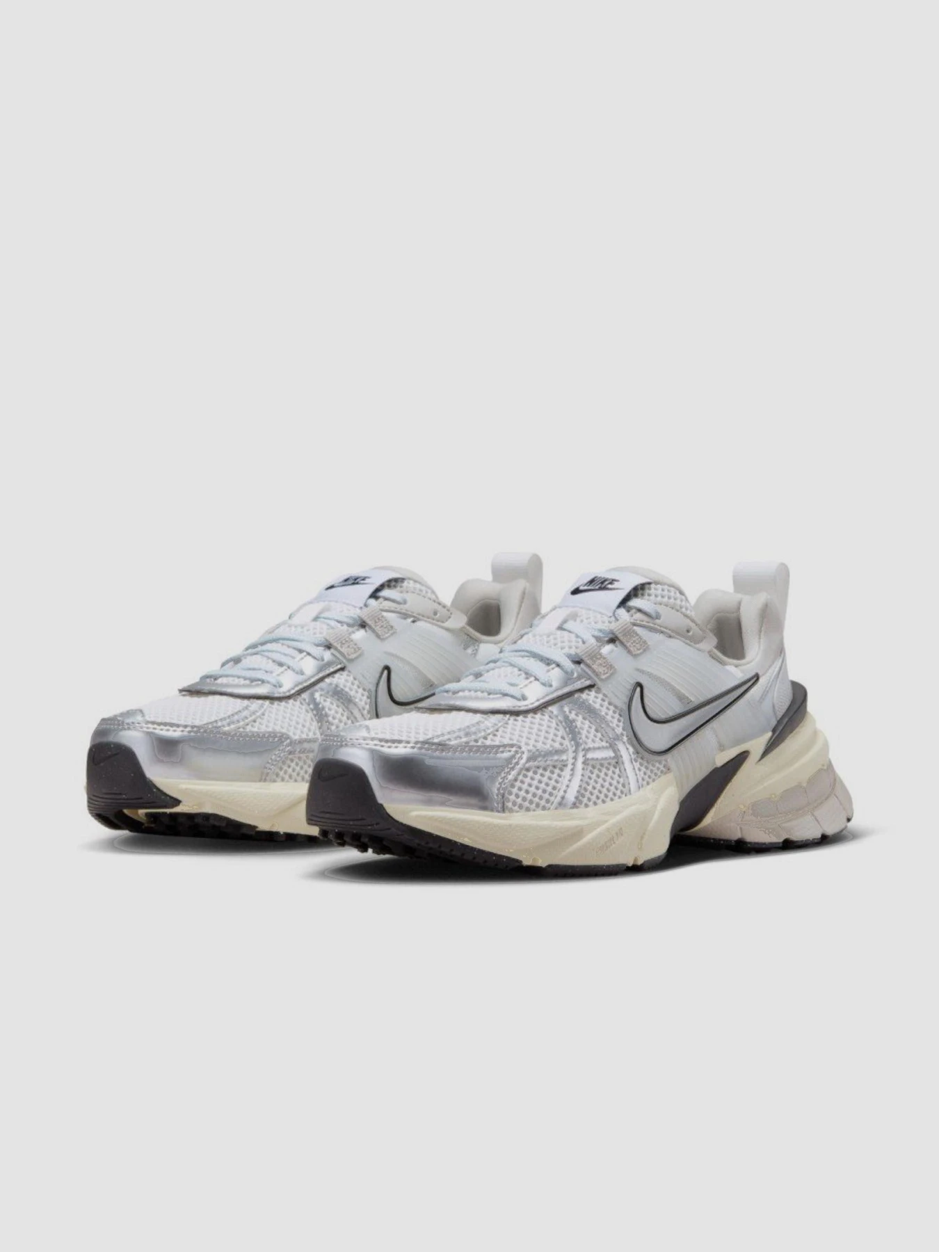 Кросівки NIKE Wmns V2k Run модель FD0736-100 Фото