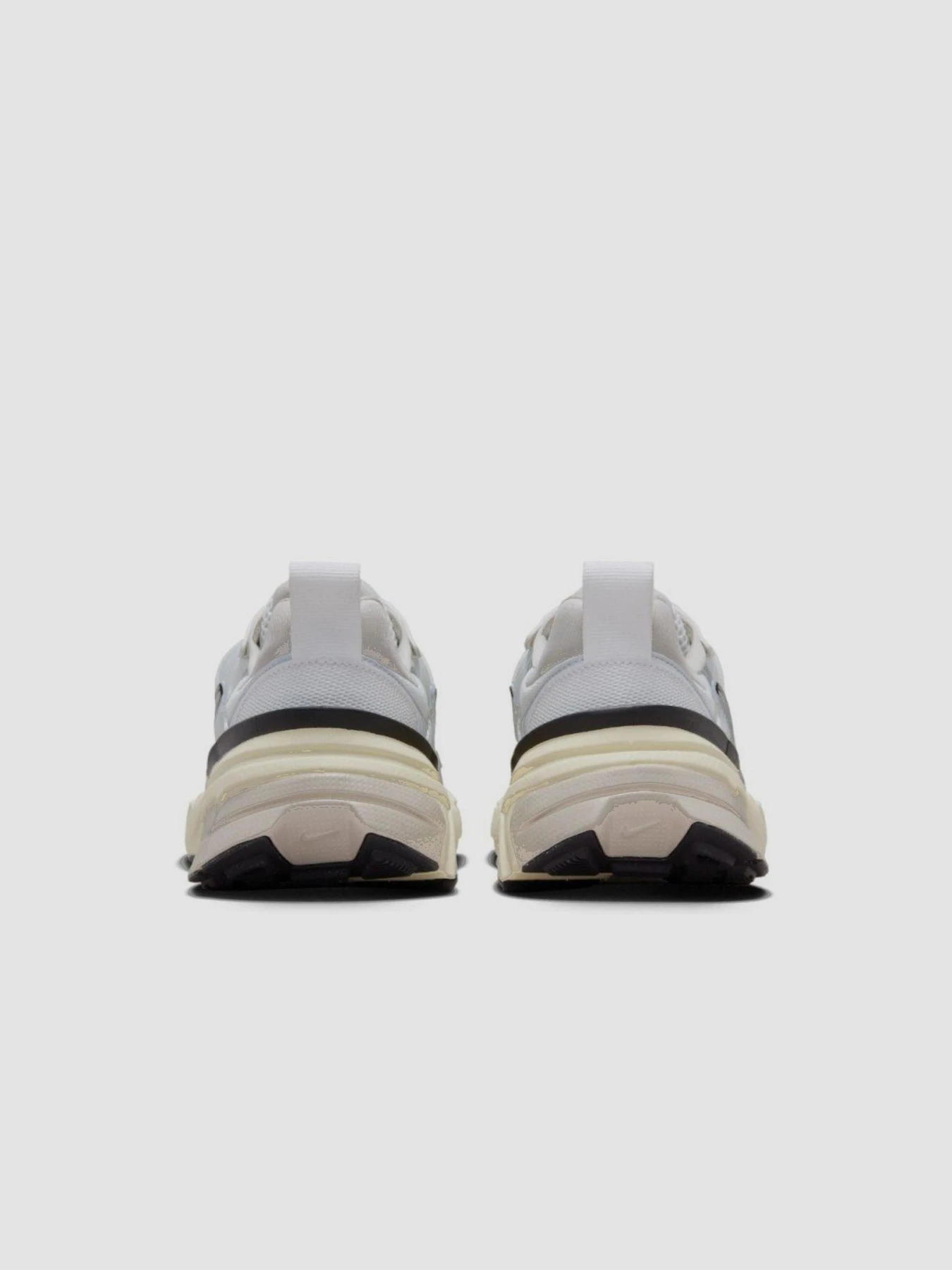 Кросівки NIKE Wmns V2k Run модель FD0736-100 Фото