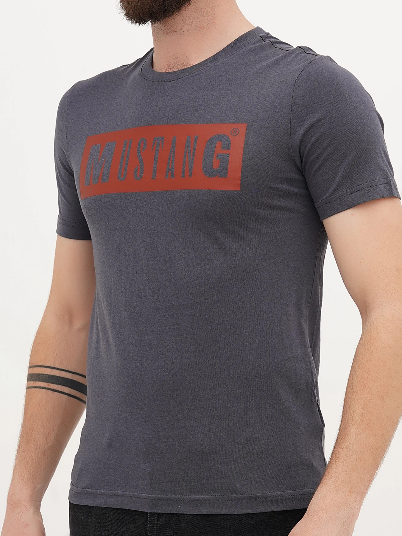 Футболки и поло Mustang Jeans Alex C LOGO Tee модель 1009738 Футболки и поло Mustang Jeans Alex C LOGO Tee модель 1009738 Фото