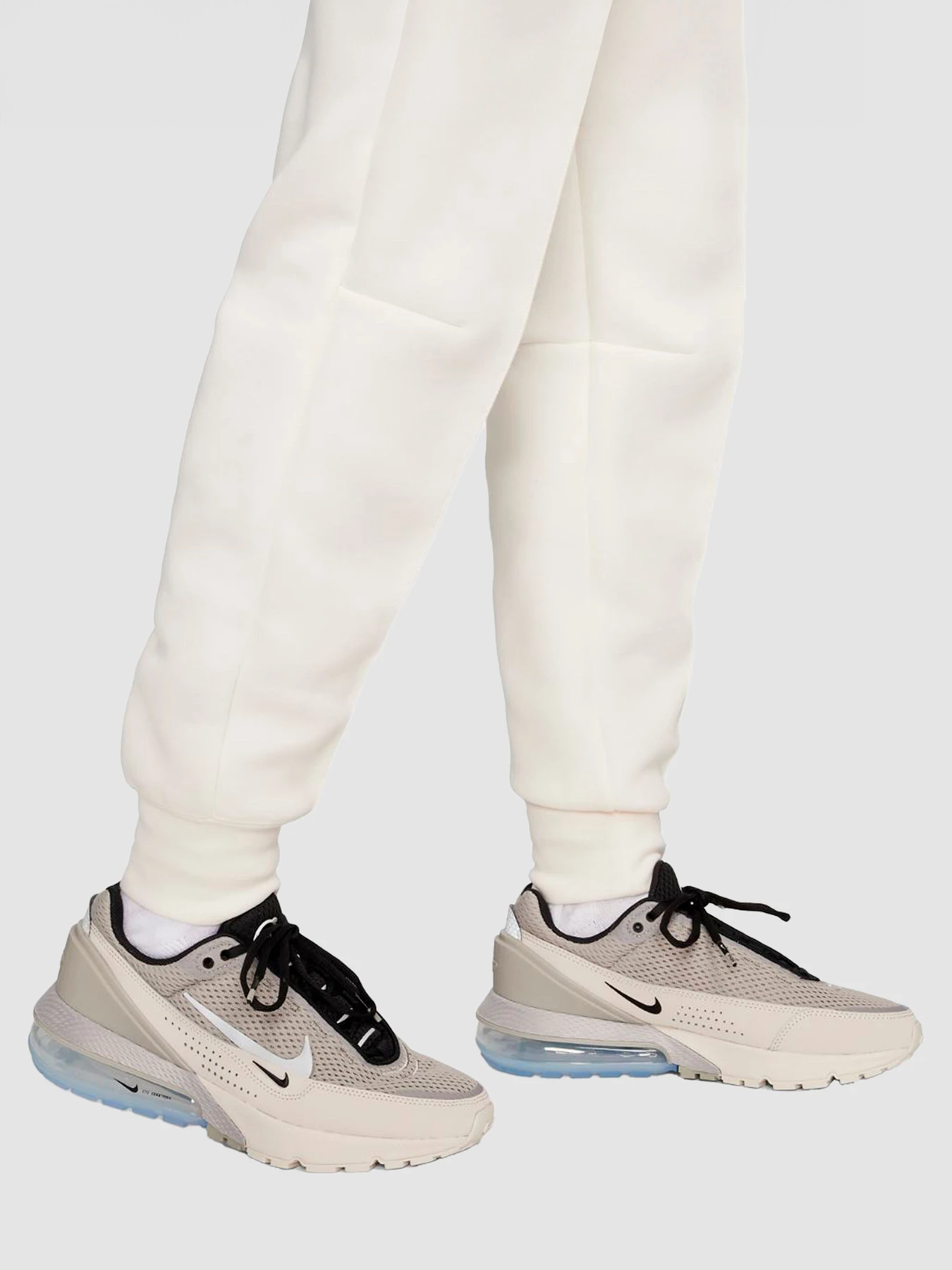 Штани NIKE W Nsw Tech Fleece Mr Jggr модель FB8330-110 Штани NIKE W Nsw Tech Fleece Mr Jggr модель FB8330-110 Фото