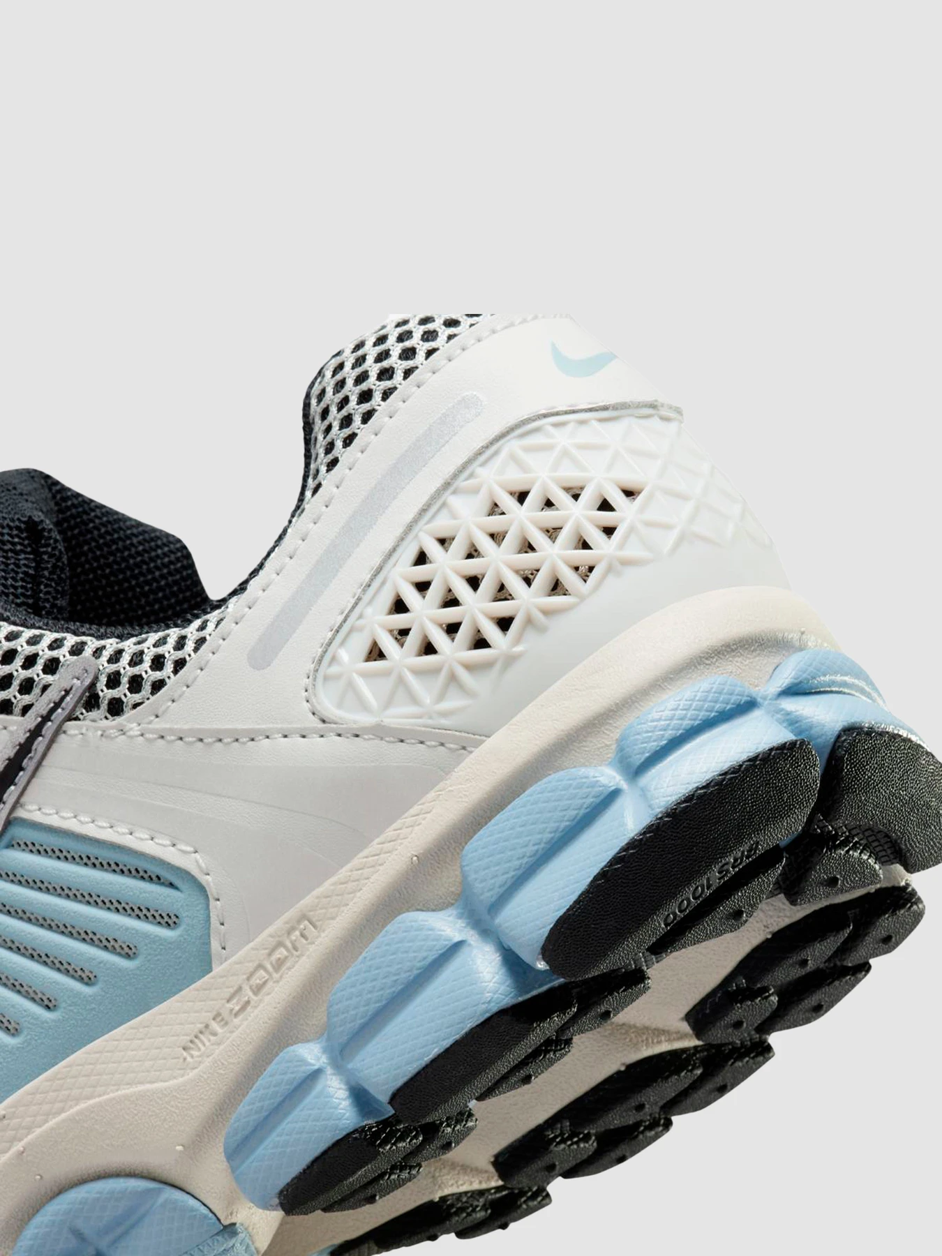 Кроссовки NIKE Zoom Vomero 5 модель FQ7079-001 Кроссовки NIKE Zoom Vomero 5 модель FQ7079-001 Фото