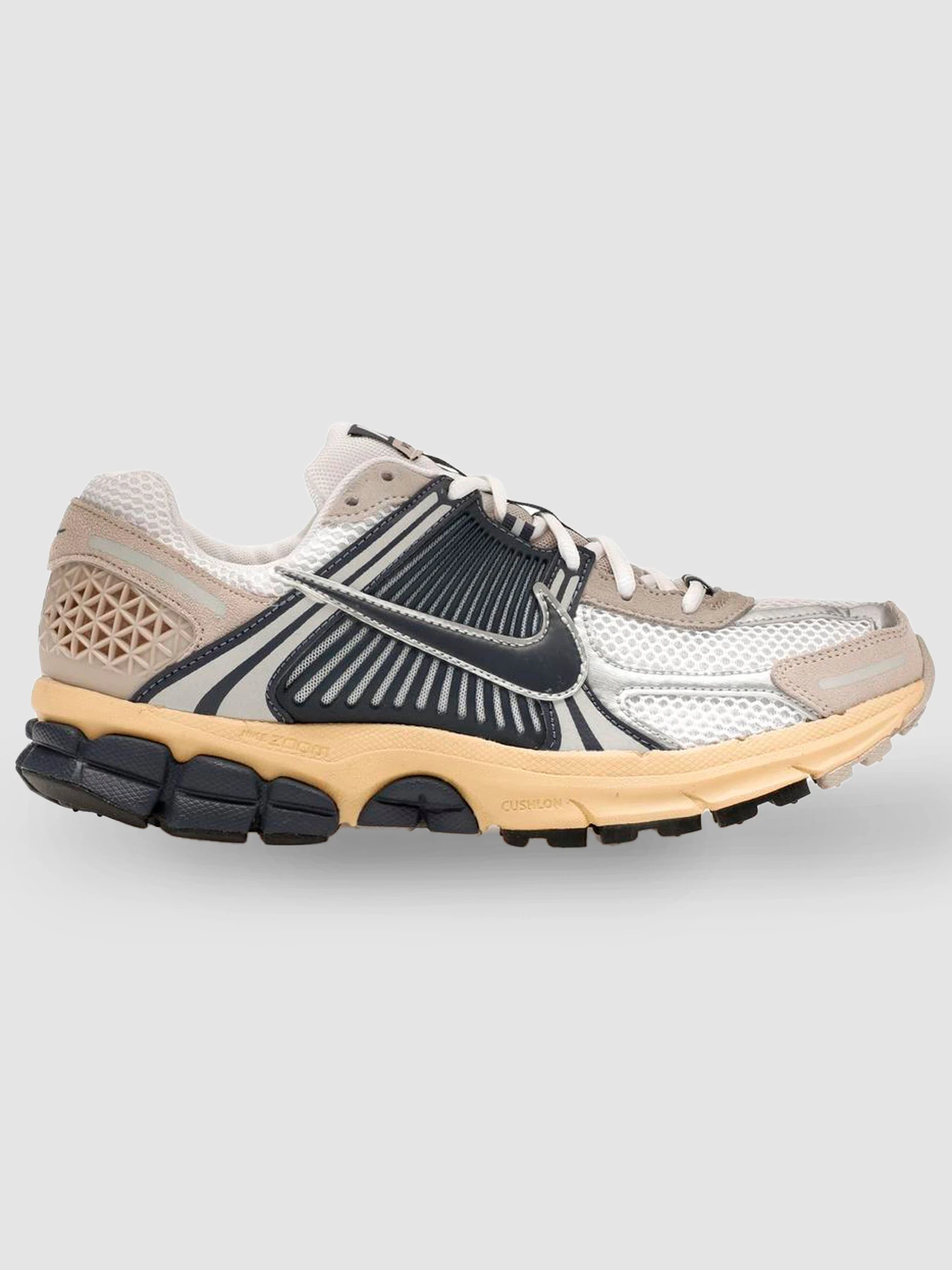 Кросівки NIKE Zoom Vomero 5 *Since 1972* модель HF4259-100 Кросівки NIKE Zoom Vomero 5 *Since 1972* модель HF4259-100 Фото