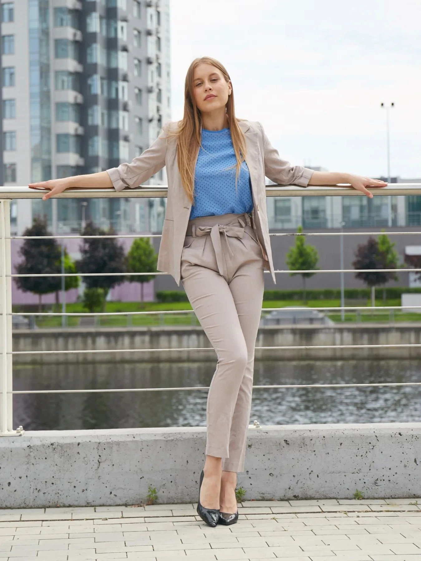 Брюки LadyLike модель ll169250089-bezhevij Брюки LadyLike модель ll169250089-bezhevij Фото