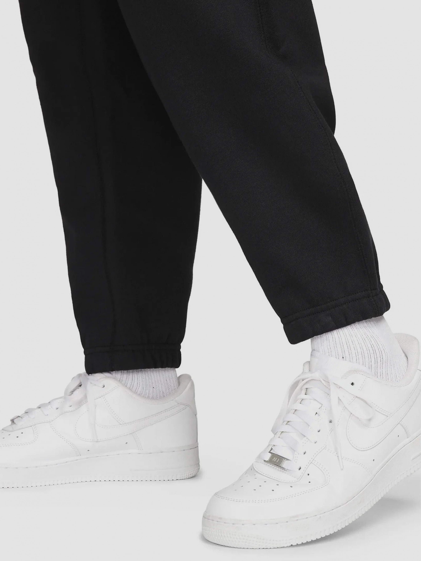 Брюки NIKE Solo Swoosh Fleece Joggers модель DX1364-010 Брюки NIKE Solo Swoosh Fleece Joggers модель DX1364-010 Фото