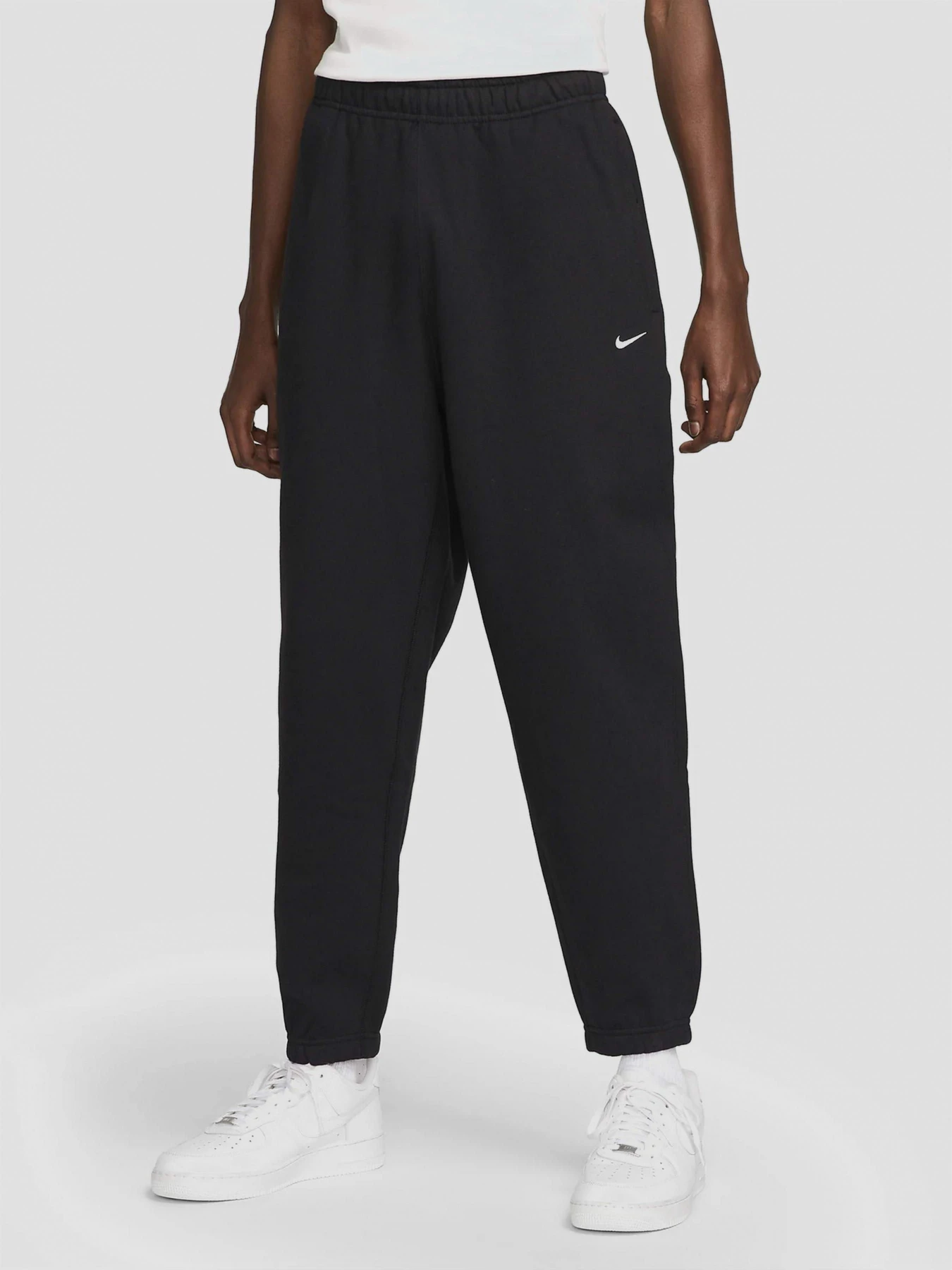 Брюки NIKE Solo Swoosh Fleece Joggers модель DX1364-010 Брюки NIKE Solo Swoosh Fleece Joggers модель DX1364-010 Фото