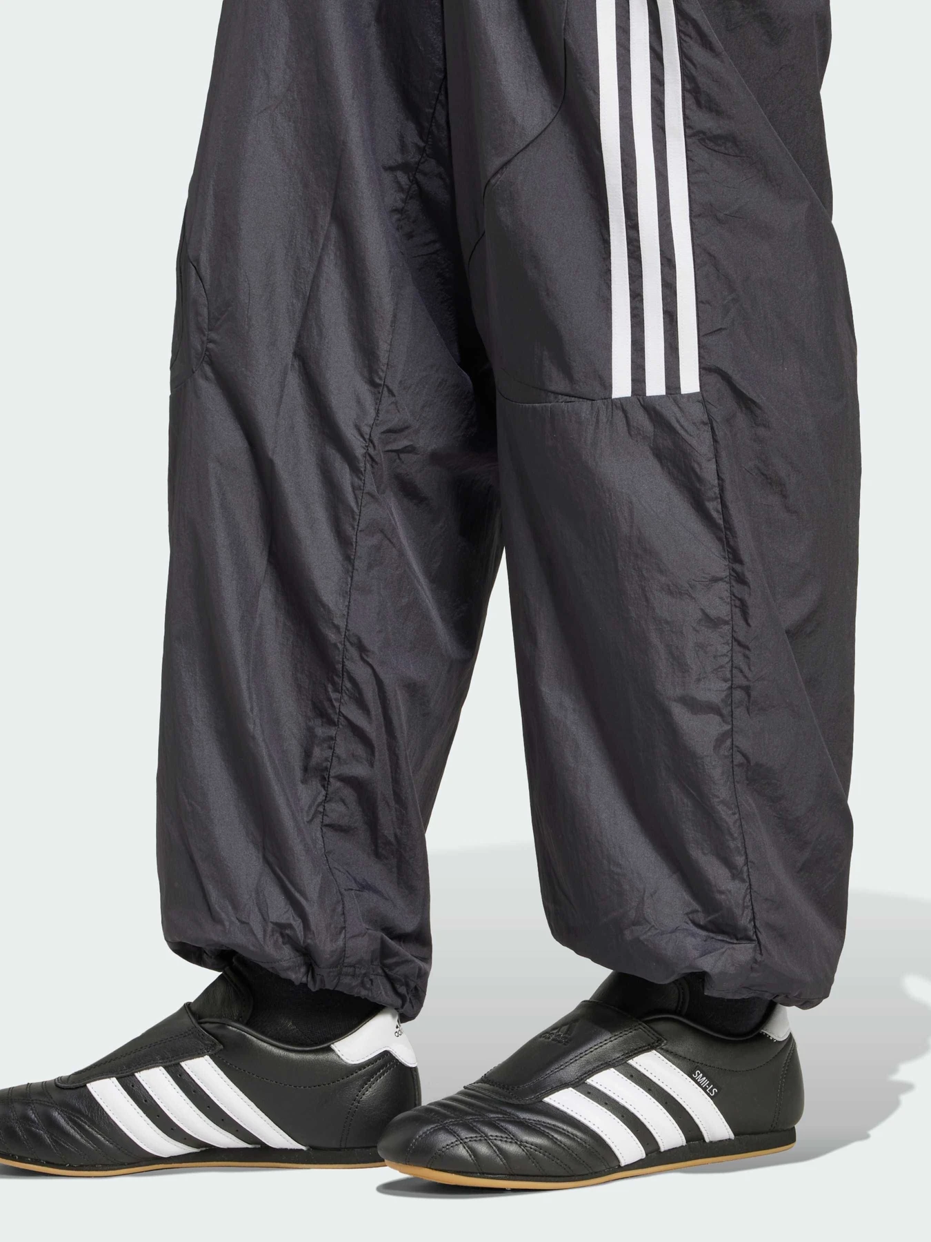 Брюки Adidas Adicolor модель JD0256 Брюки Adidas Adicolor модель JD0256 Фото