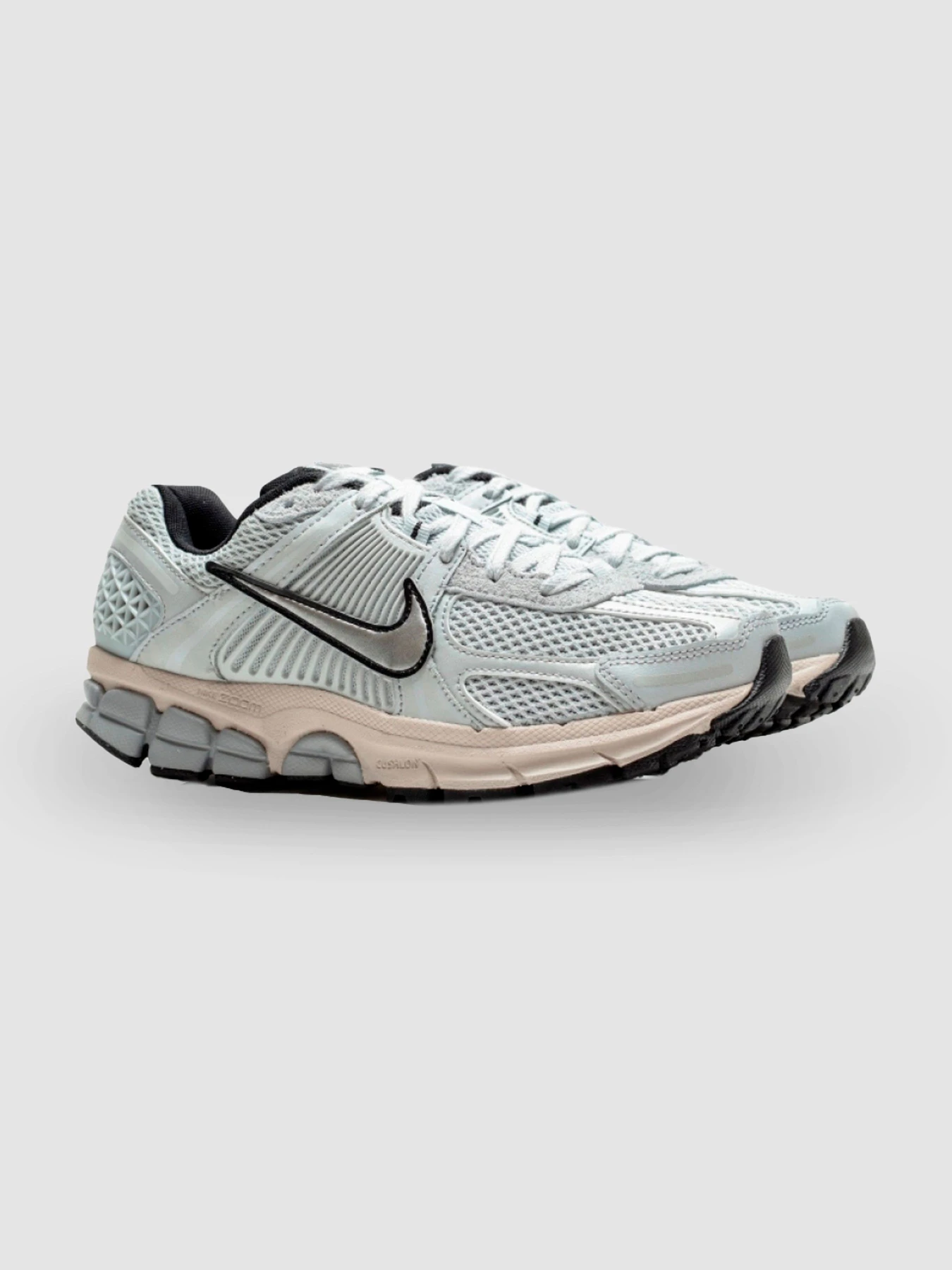 Кросівки NIKE КWmns Zoom Vomero 5 модель FN6742-002 Фото