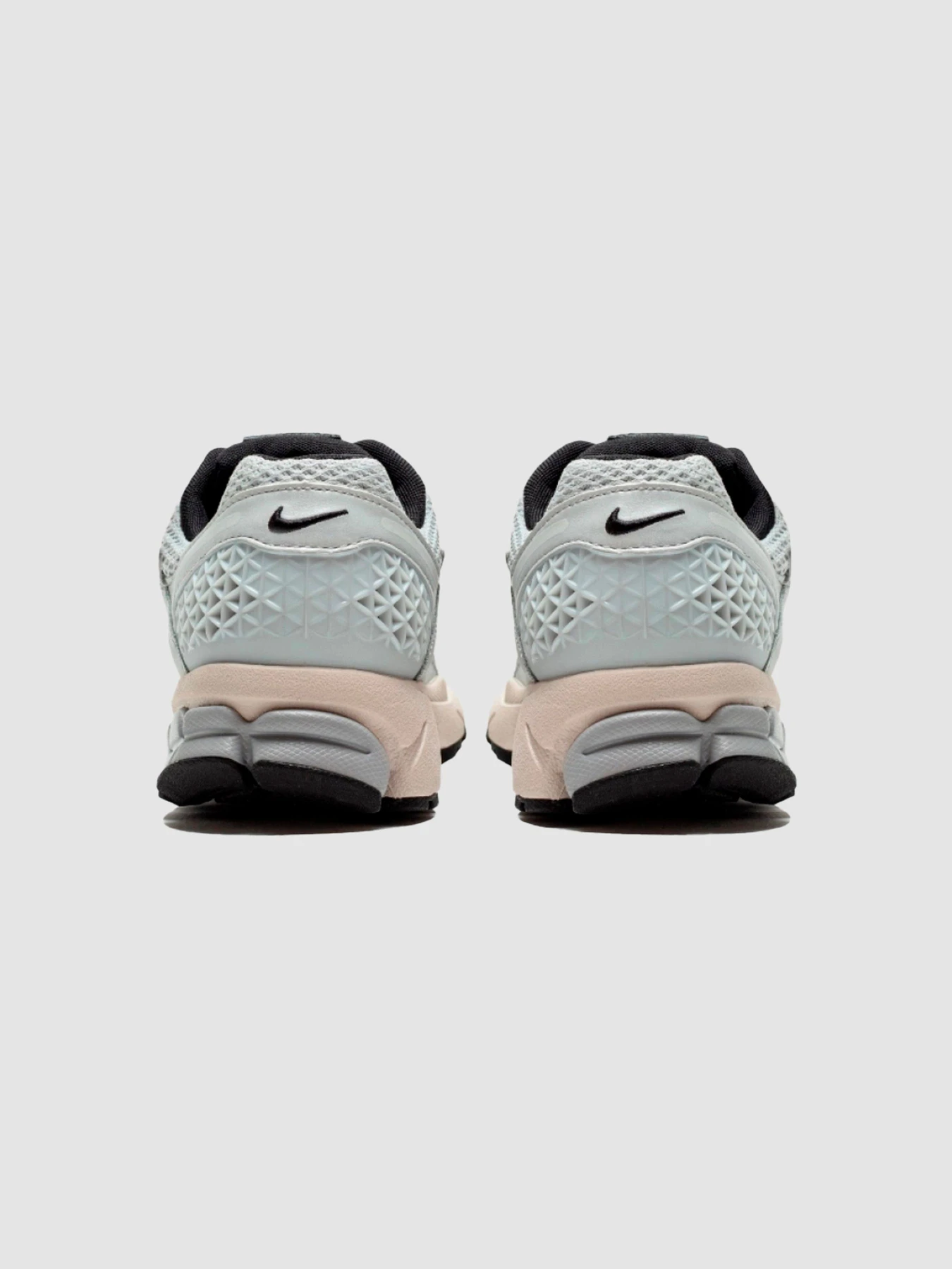 Кросівки NIKE КWmns Zoom Vomero 5 модель FN6742-002 Фото