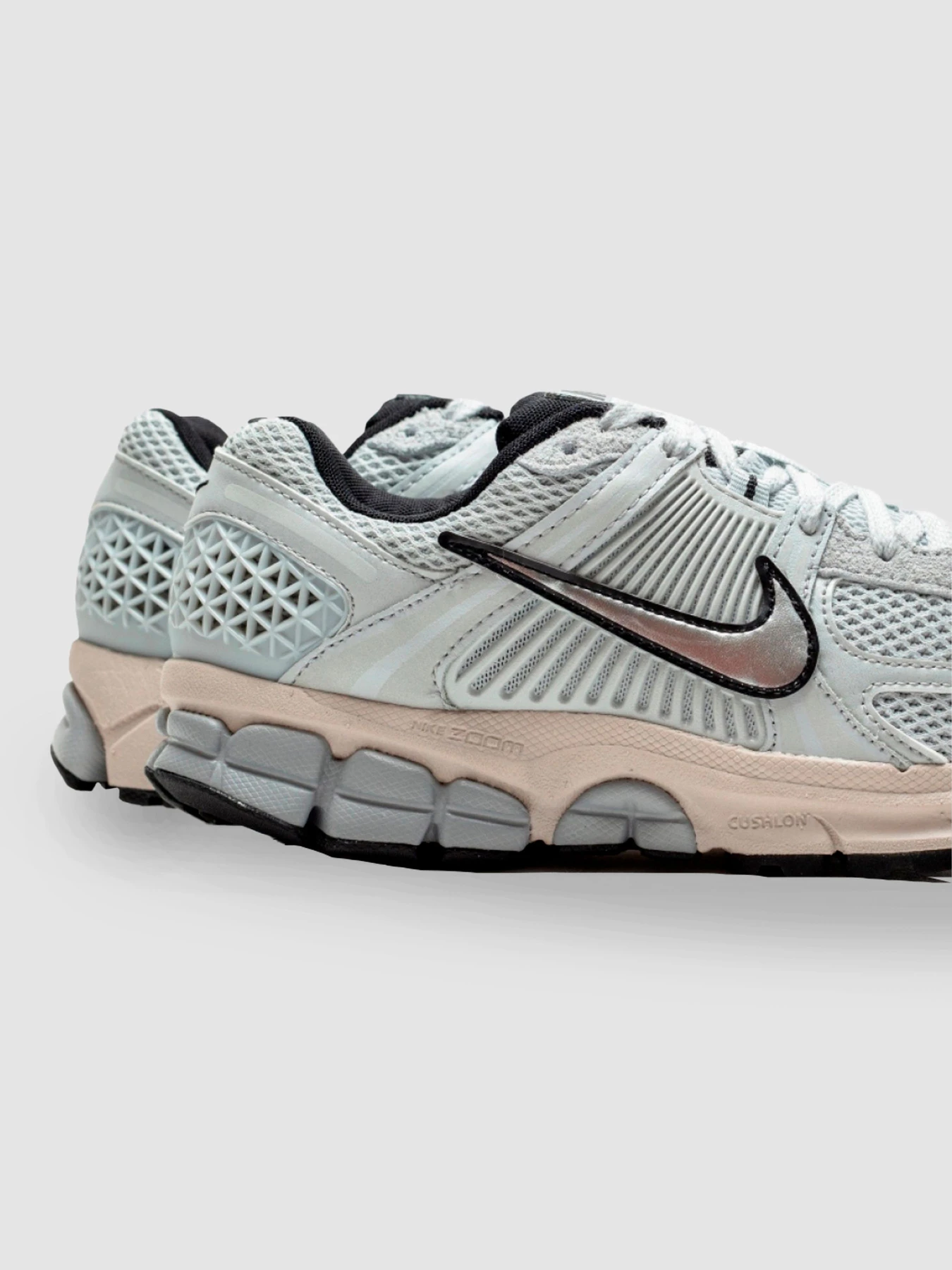 Кросівки NIKE КWmns Zoom Vomero 5 модель FN6742-002 Фото
