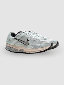 Кросівки NIKE КWmns Zoom Vomero 5 модель FN6742-002 Фото