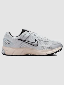 Кросівки NIKE КWmns Zoom Vomero 5 модель FN6742-002 Фото