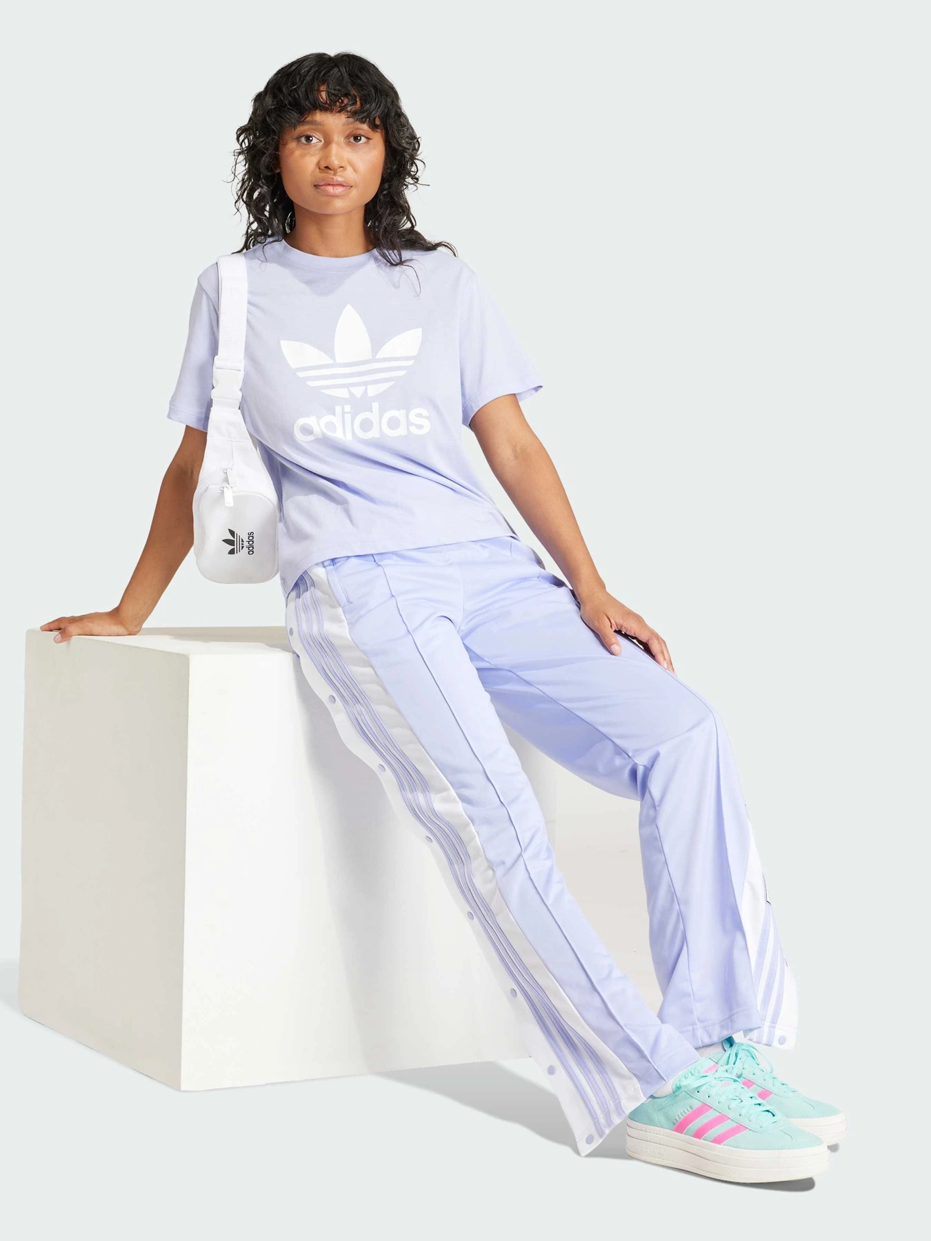 Футболки и поло Adidas Adicolor модель IN8439 Футболки и поло Adidas Adicolor модель IN8439 Фото