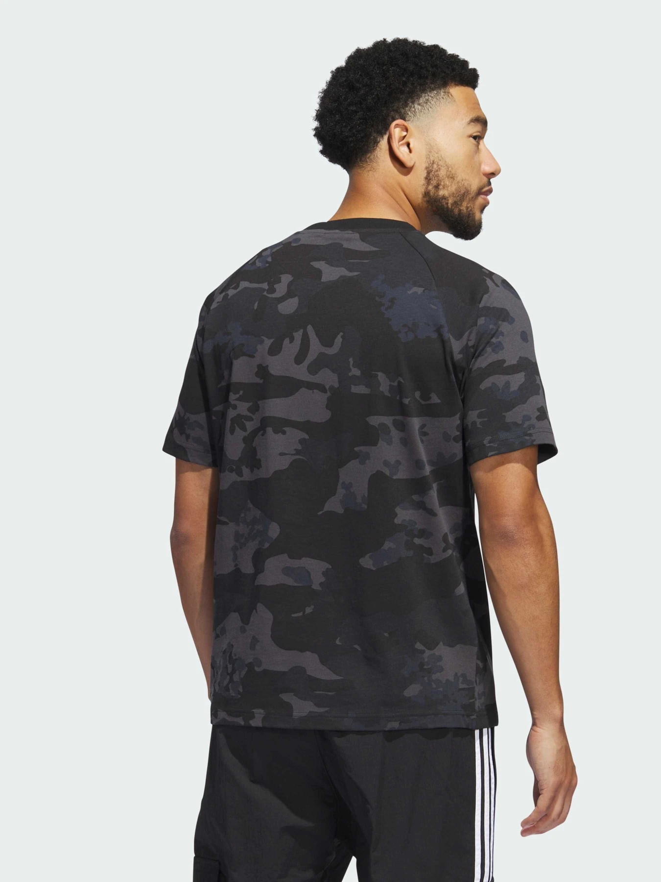 Футболки і поло Adidas Graphics модель IS2892 Футболки і поло Adidas Graphics модель IS2892 Фото