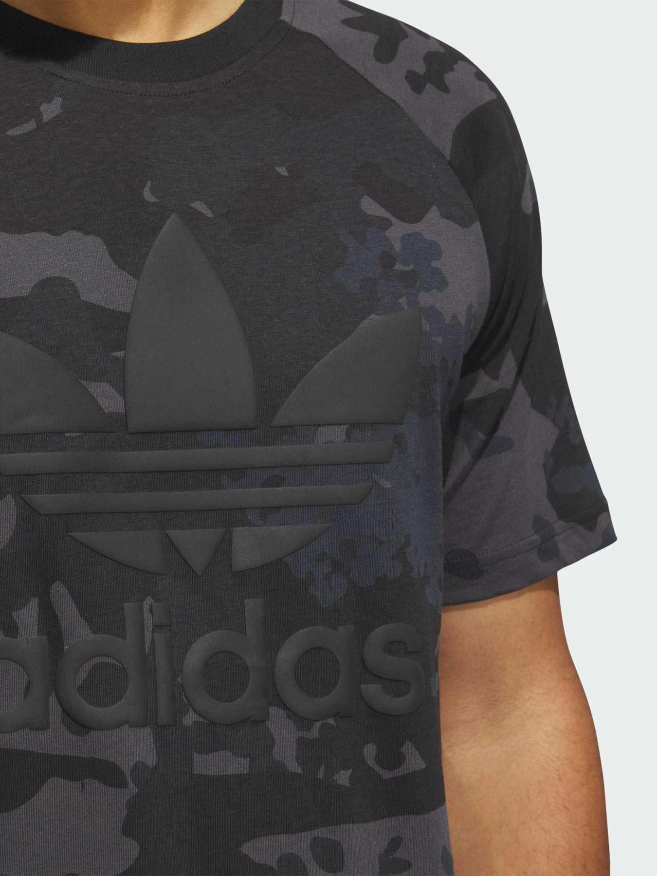Футболки і поло Adidas Graphics модель IS2892 Футболки і поло Adidas Graphics модель IS2892 Фото