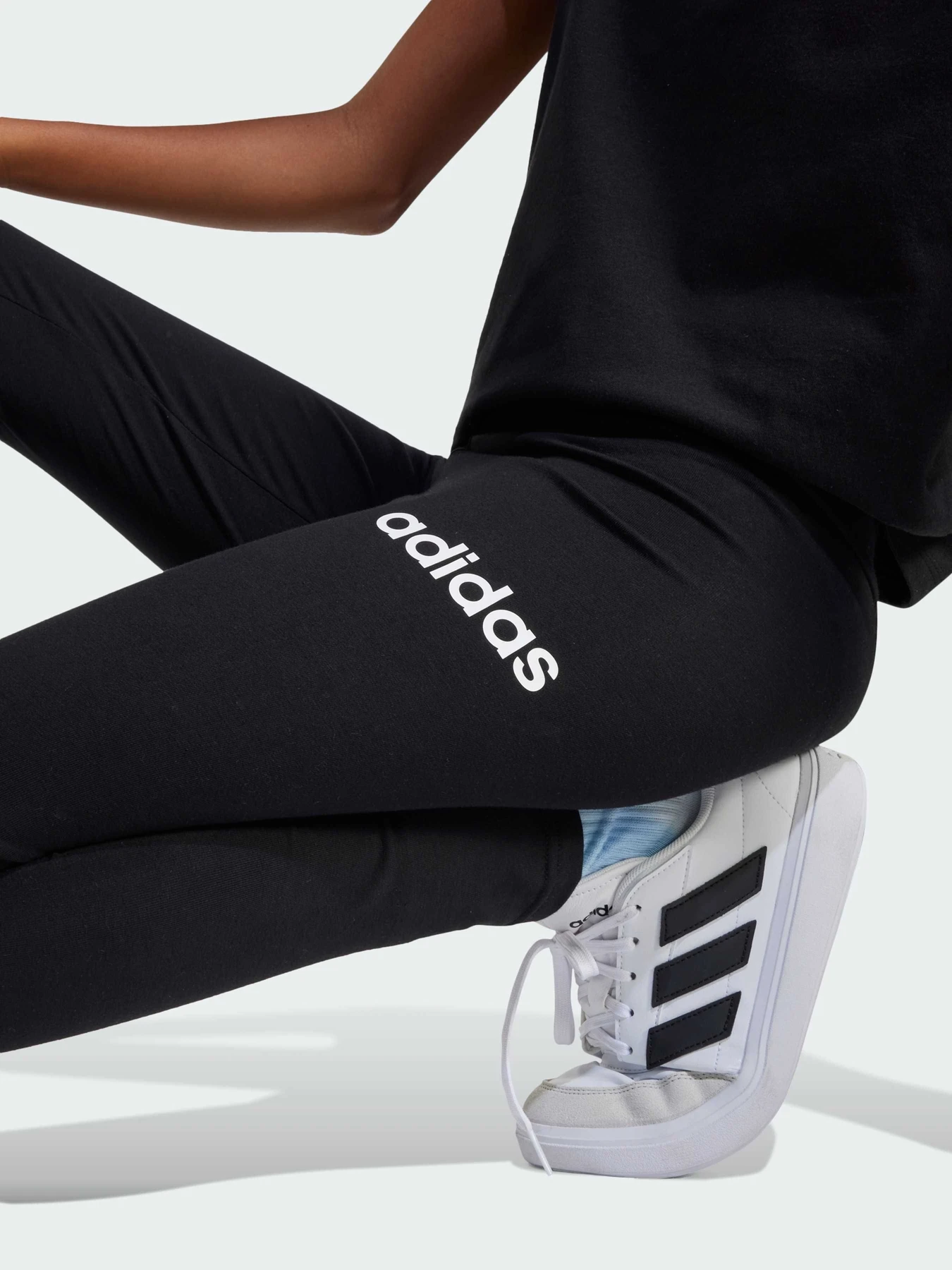 Брюки Adidas модель JC9741 Брюки Adidas модель JC9741 Фото