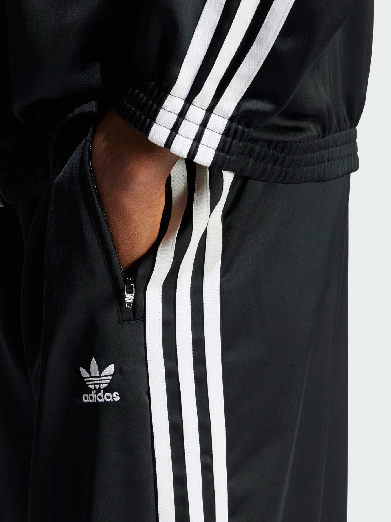 Штани Adidas Adicolor модель IU2520 Штани Adidas Adicolor модель IU2520 Фото