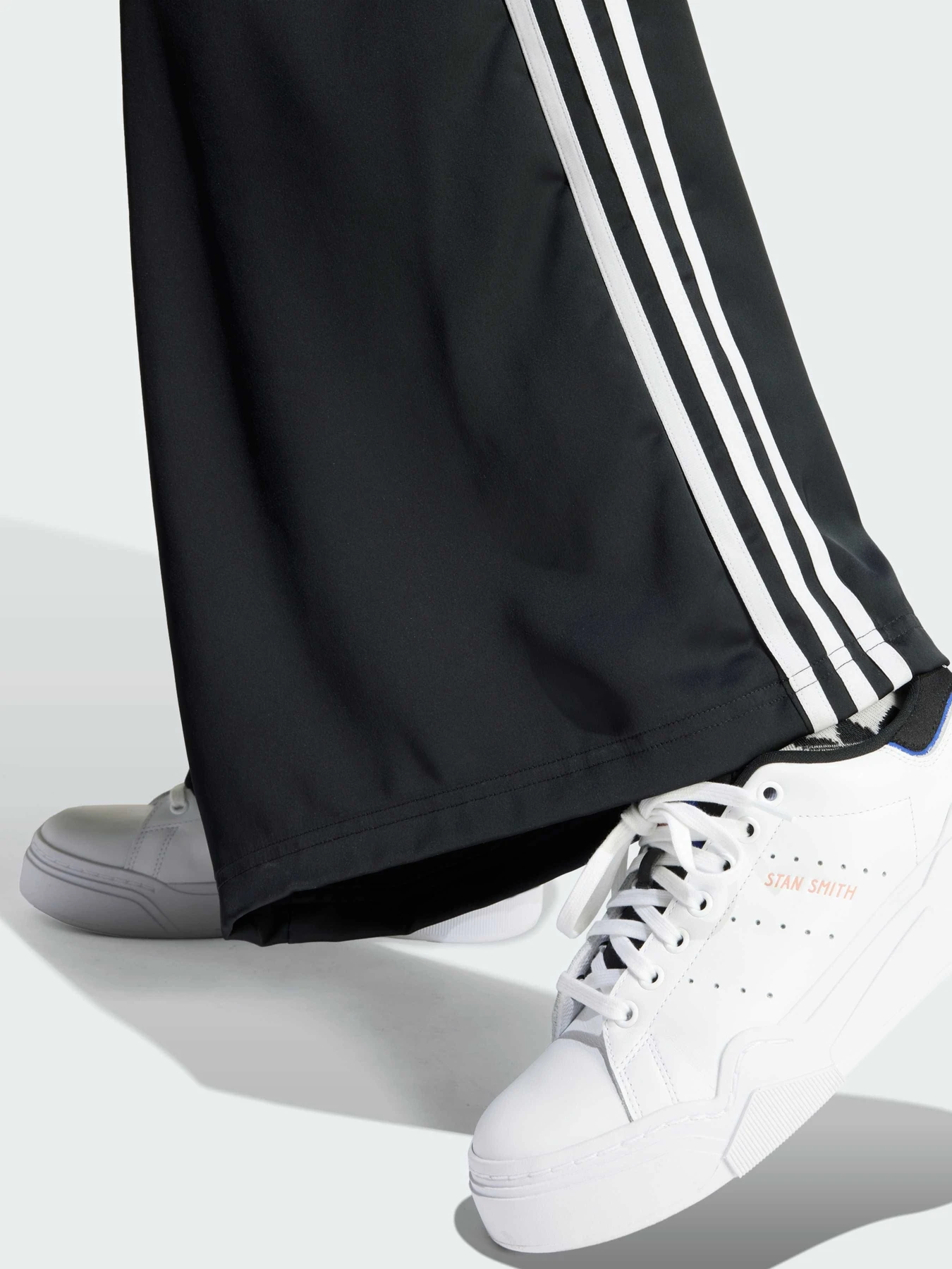 Штани Adidas Adicolor модель IU2520 Штани Adidas Adicolor модель IU2520 Фото