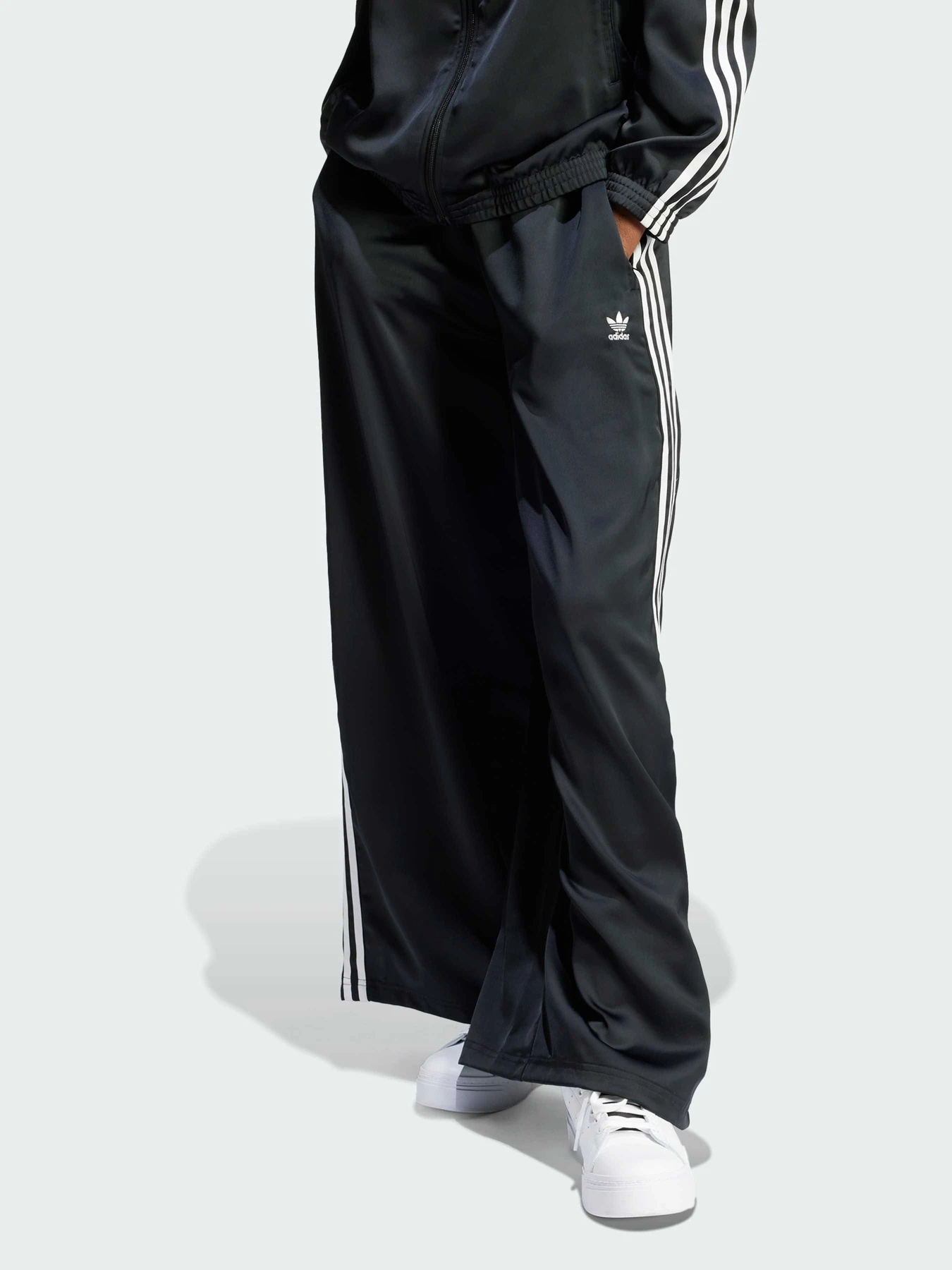 Штани Adidas Adicolor модель IU2520 Штани Adidas Adicolor модель IU2520 Фото