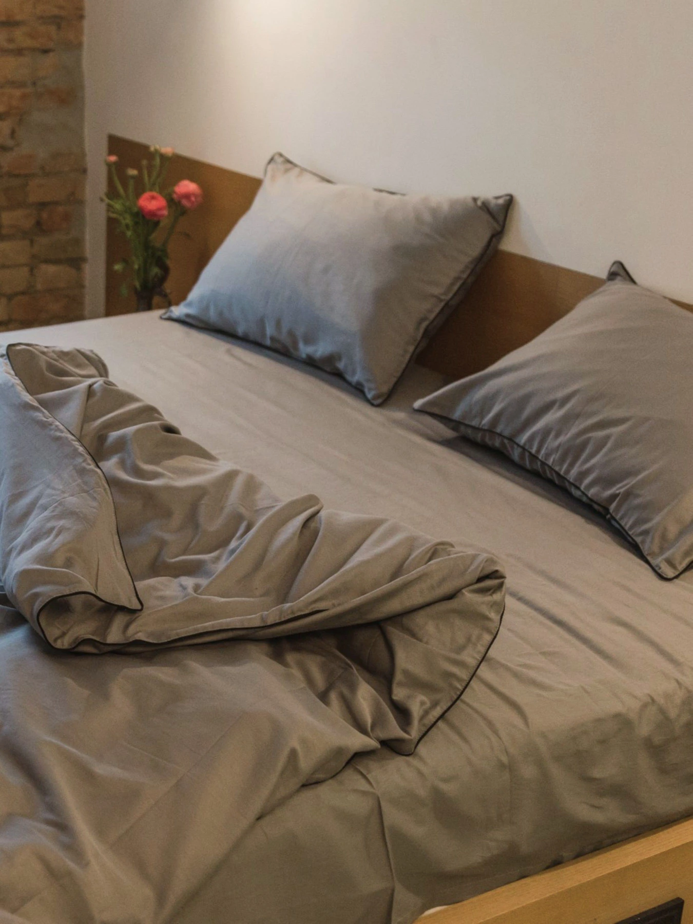 Комплект постельного белья с аутентичной вышивкой и кантом Natural Grey в сатиновом чехле для хранения Ecotton модель 25091 Комплект постельного белья с аутентичной вышивкой и кантом Natural Grey в сатиновом чехле для хранения Ecotton модель 25091 Фото