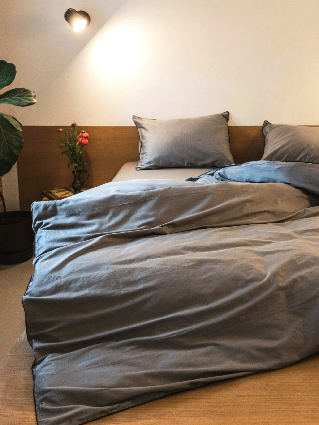 Комплект постельного белья с аутентичной вышивкой и кантом Natural Grey в сатиновом чехле для хранения Ecotton модель 25091 Комплект постельного белья с аутентичной вышивкой и кантом Natural Grey в сатиновом чехле для хранения Ecotton модель 25091 Фото