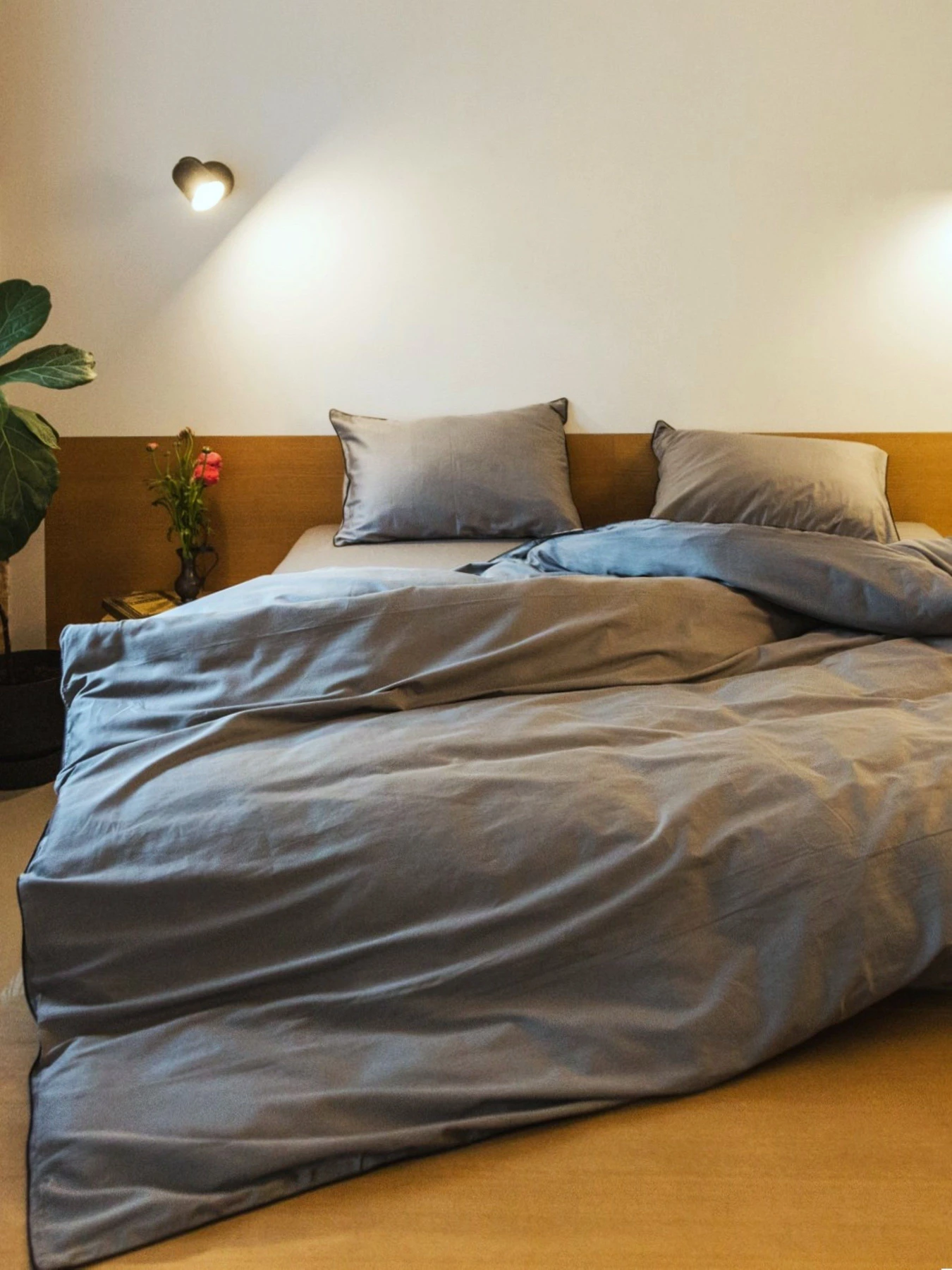 Комплект постельного белья с аутентичной вышивкой и кантом Natural Grey в сатиновом чехле для хранения Ecotton модель 25091 Комплект постельного белья с аутентичной вышивкой и кантом Natural Grey в сатиновом чехле для хранения Ecotton модель 25091 Фото