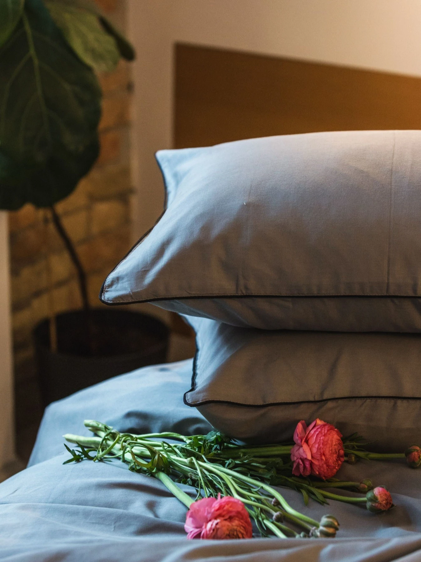 Комплект постельного белья с аутентичной вышивкой и кантом Natural Grey в сатиновом чехле для хранения Ecotton модель 25091 Комплект постельного белья с аутентичной вышивкой и кантом Natural Grey в сатиновом чехле для хранения Ecotton модель 25091 Фото