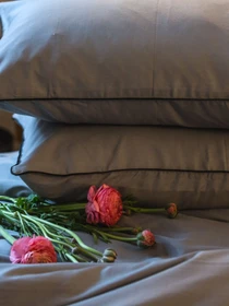 Комплект постельного белья с аутентичной вышивкой и кантом Natural Grey в сатиновом чехле для хранения Ecotton модель 25091 Фото