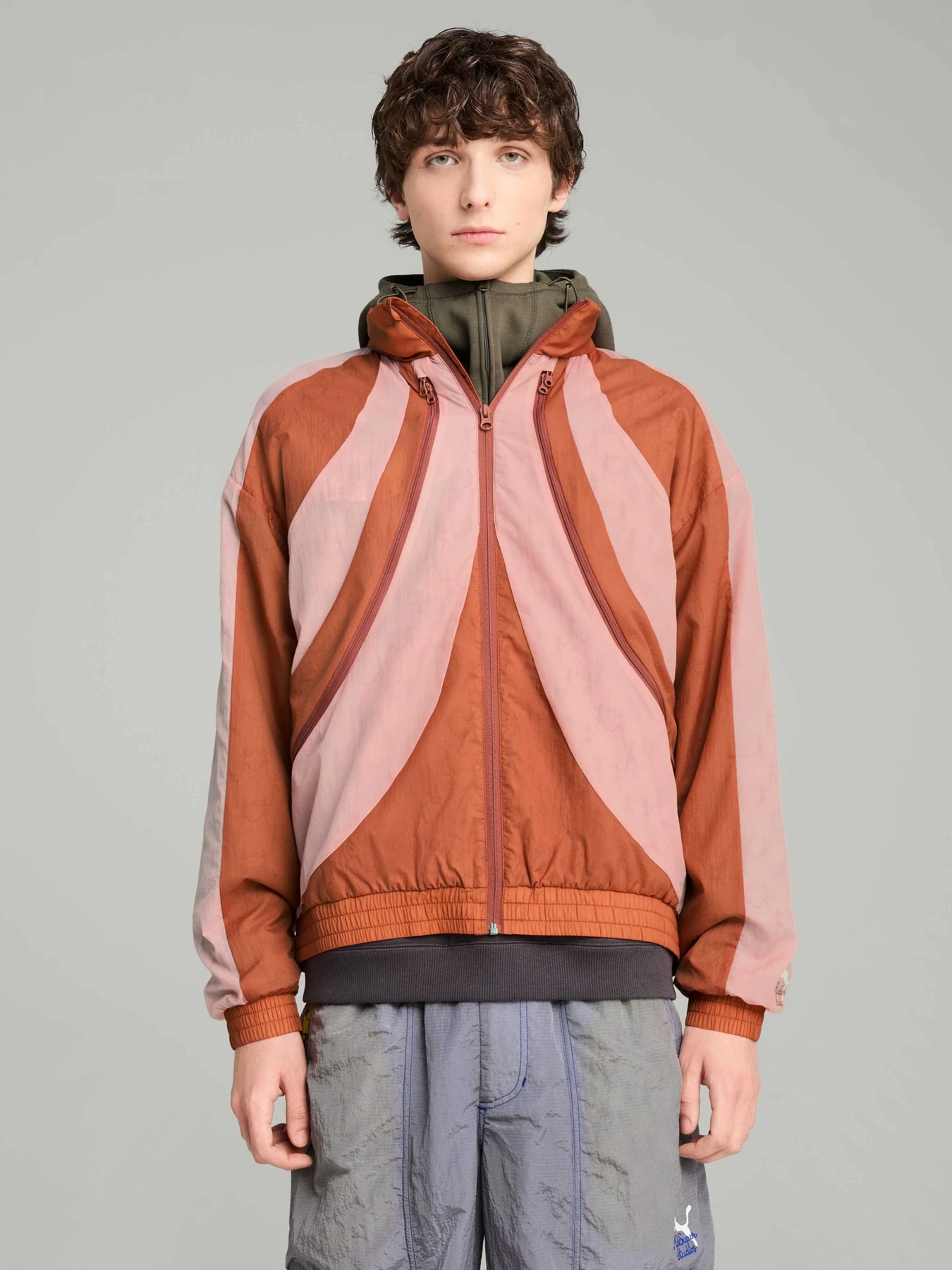 Куртки и дубленки PUMA x Kidsuper Windbreaker модель 629509 Фото