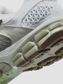 Кроссовки NIKE Zoom Vomero 5 модель FJ2028-103 Фото