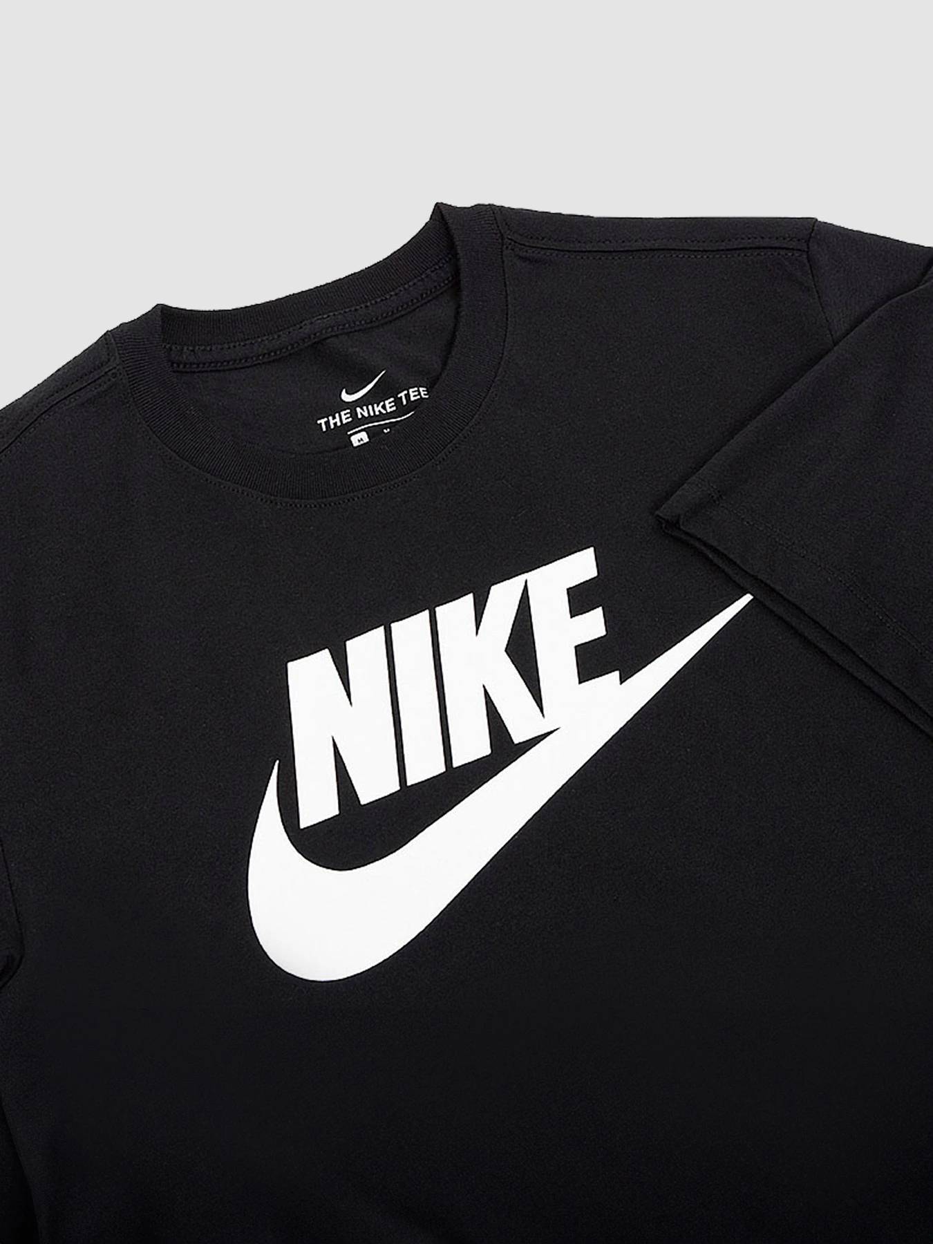Футболки и поло NIKE M Nsw Tee Icon Futura модель AR5004-010 Футболки и поло NIKE M Nsw Tee Icon Futura модель AR5004-010 Фото