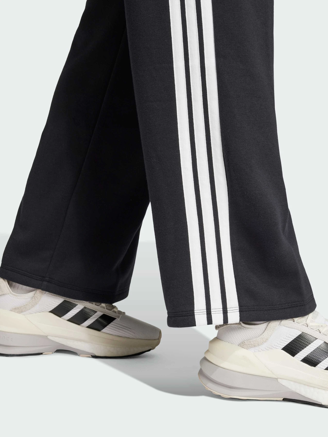 Брюки Adidas модель JW7182 Брюки Adidas модель JW7182 Фото