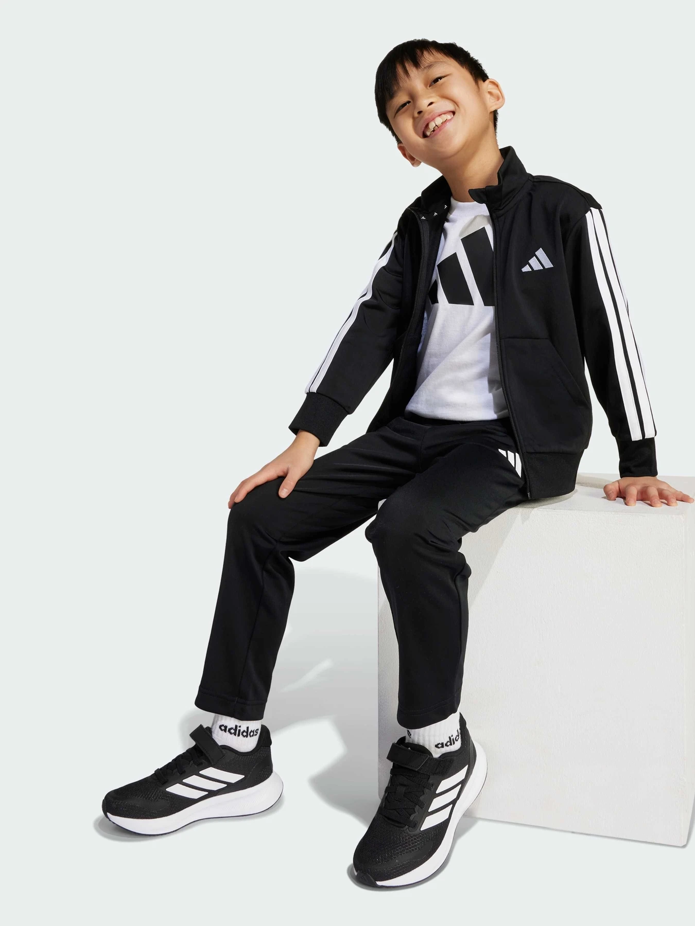 Костюмы Adidas модель JM0891 Костюмы Adidas модель JM0891 Фото