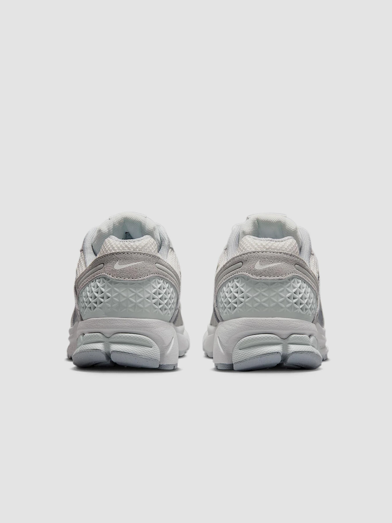Кроссовки NIKE Zoom Vomero 5 модель HQ0458-001 Фото