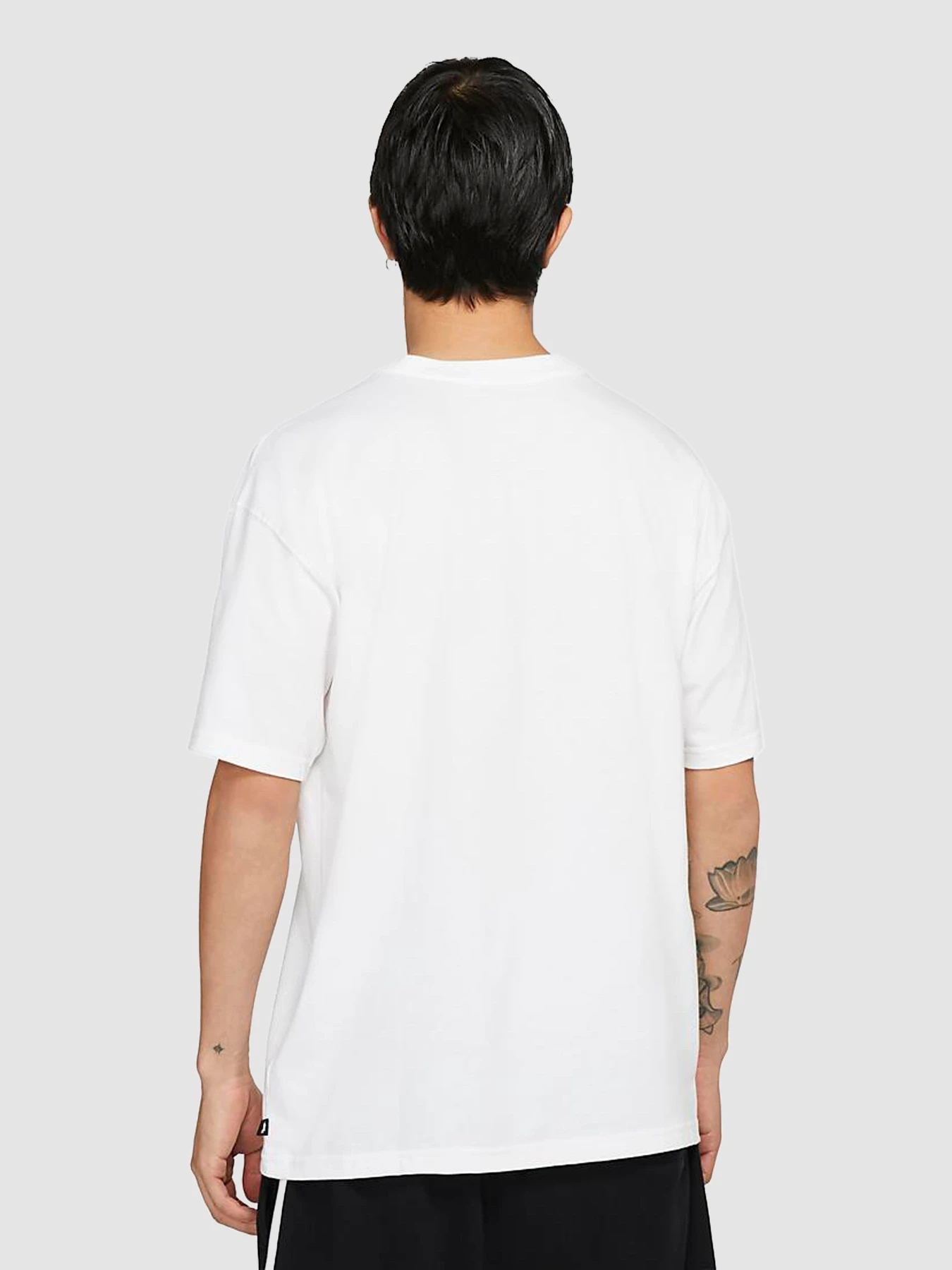 Футболки и поло NIKE Sb Chino Shorts модель DC7817-100 Футболки и поло NIKE Sb Chino Shorts модель DC7817-100 Фото