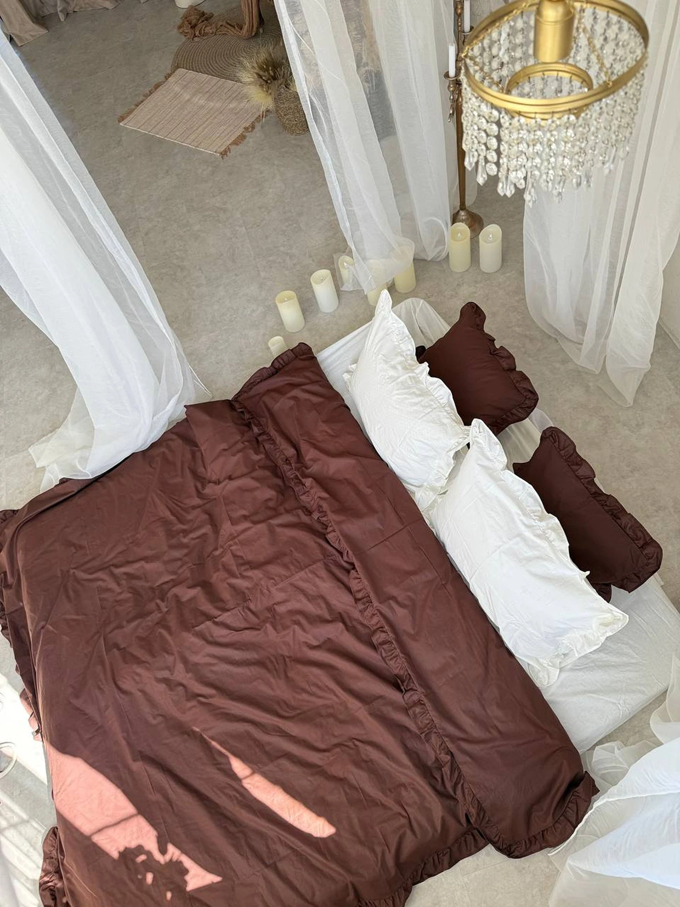 Комплект постельного белья из ткани ранфорс белый+шоколад с рюшами. BedclozZzes модель 15422 Комплект постельного белья из ткани ранфорс белый+шоколад с рюшами. BedclozZzes модель 15422 Фото