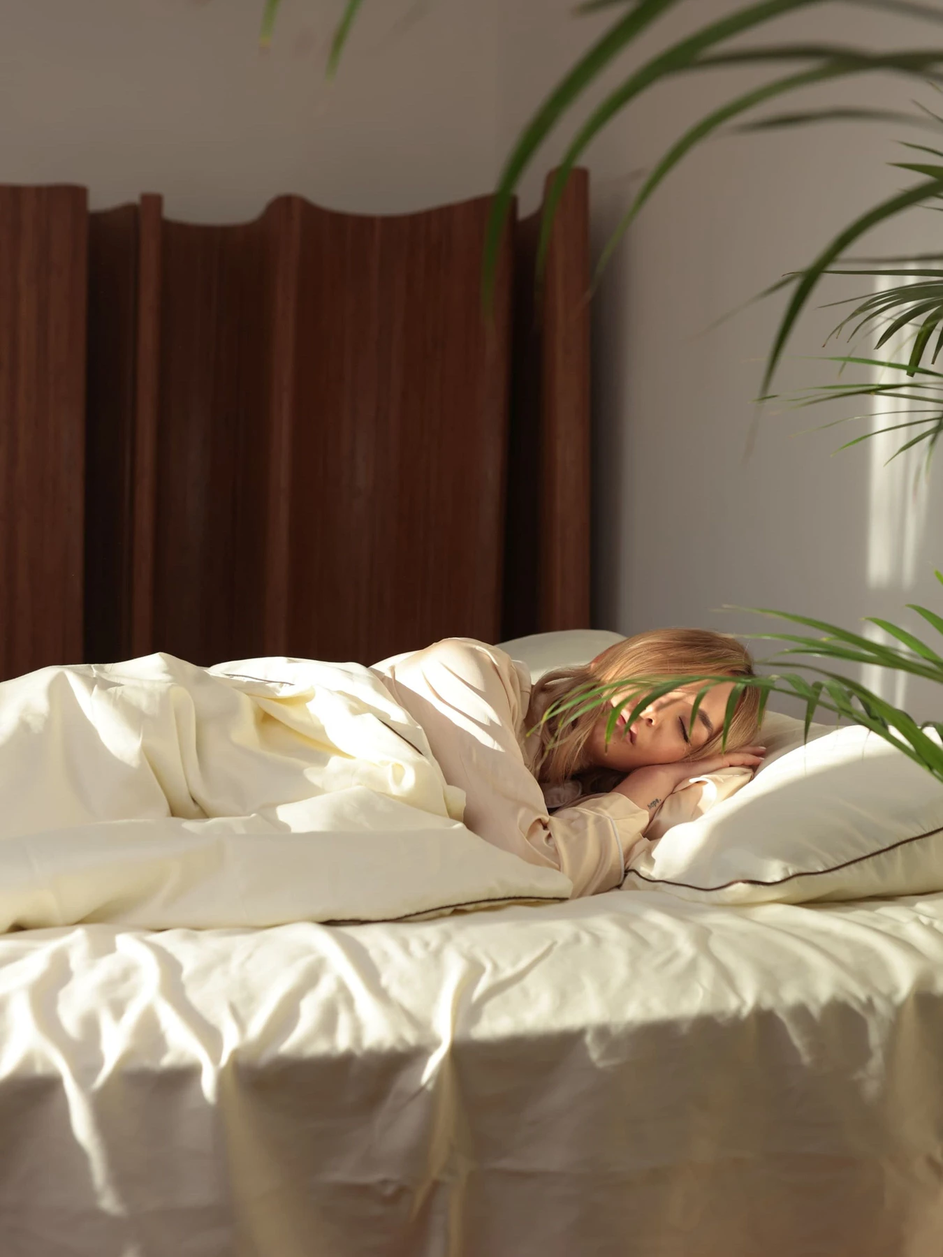 Комплект постельного белья из ткани сатин молочный с шоколадным кантом. BedclozZzes модель 12341 Комплект постельного белья из ткани сатин молочный с шоколадным кантом. BedclozZzes модель 12341 Фото
